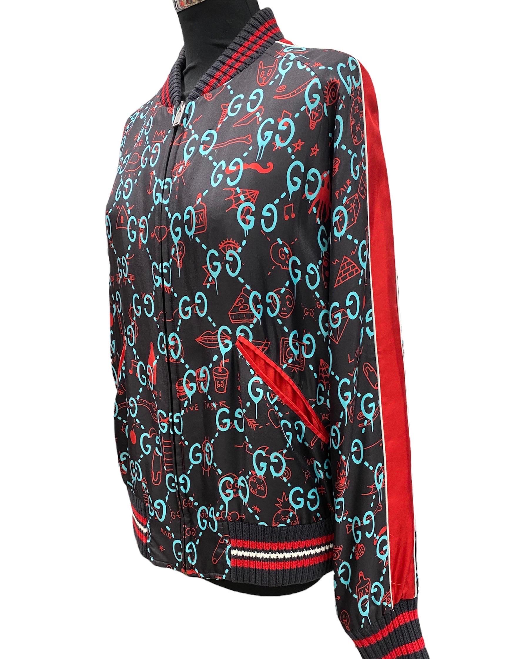 Leichte Jacke von Gucci aus schwarzem Nylon mit GG-Muster, mit gestricktem Kragen und Manschetten.

Größe 48. Mit Reißverschluss, Seitentaschen und Innentaschen. Es scheint unter perfekten Bedingungen zu stehen. Das Produkt wird nicht mehr