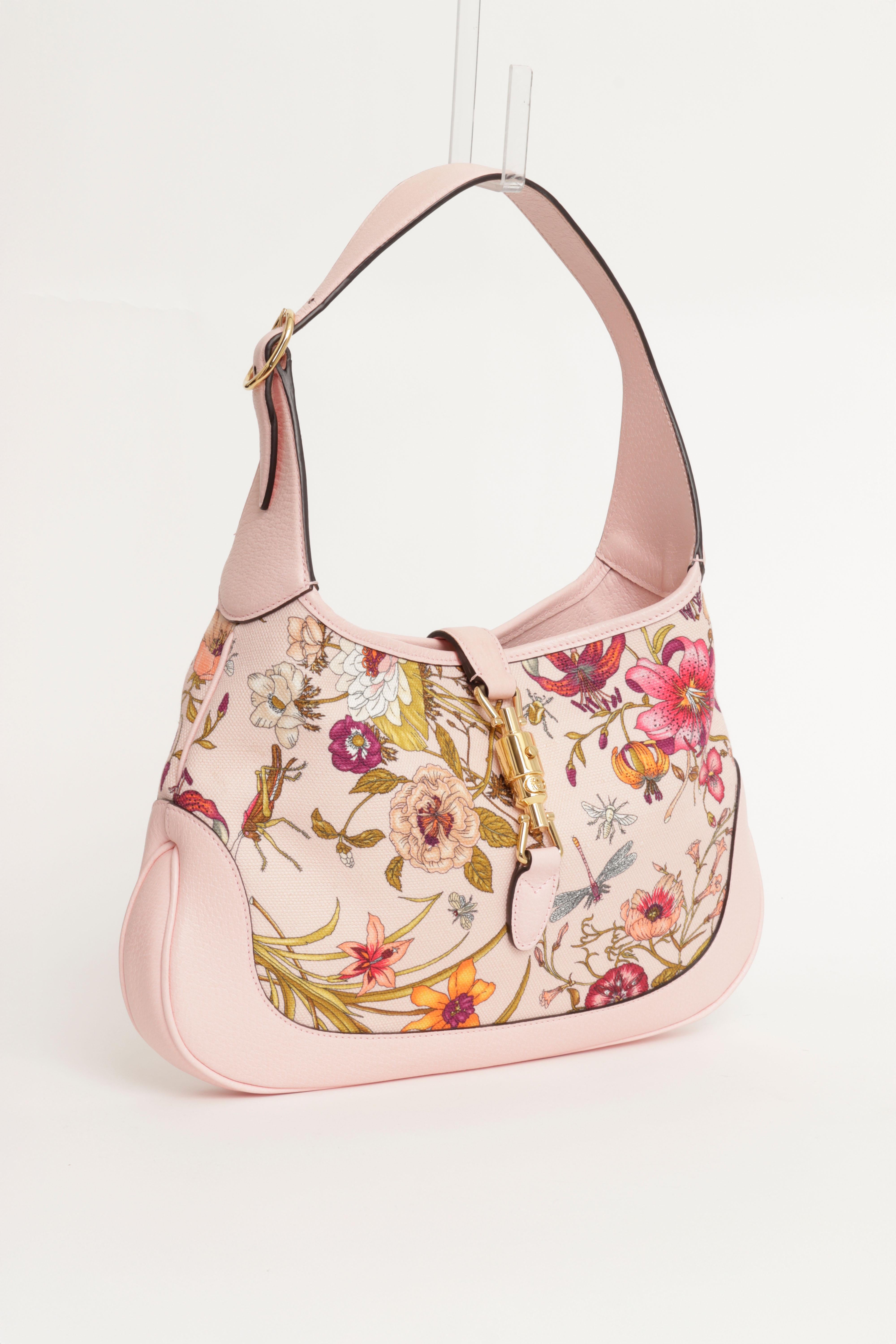 GUCCI LIMITED EDITION JACKIE 1961 FLORA BAG IN PINK LEATHER AND FLORA CANVAS W/ BOX DUST BAG AND AUTHENTICITY AND CARE CARDS

Sac Gucci Limited Edition Jackie 1961 Flora en rose. Imprimé Icone Gucci Flora et garniture en cuir rose pâle. Bracelet