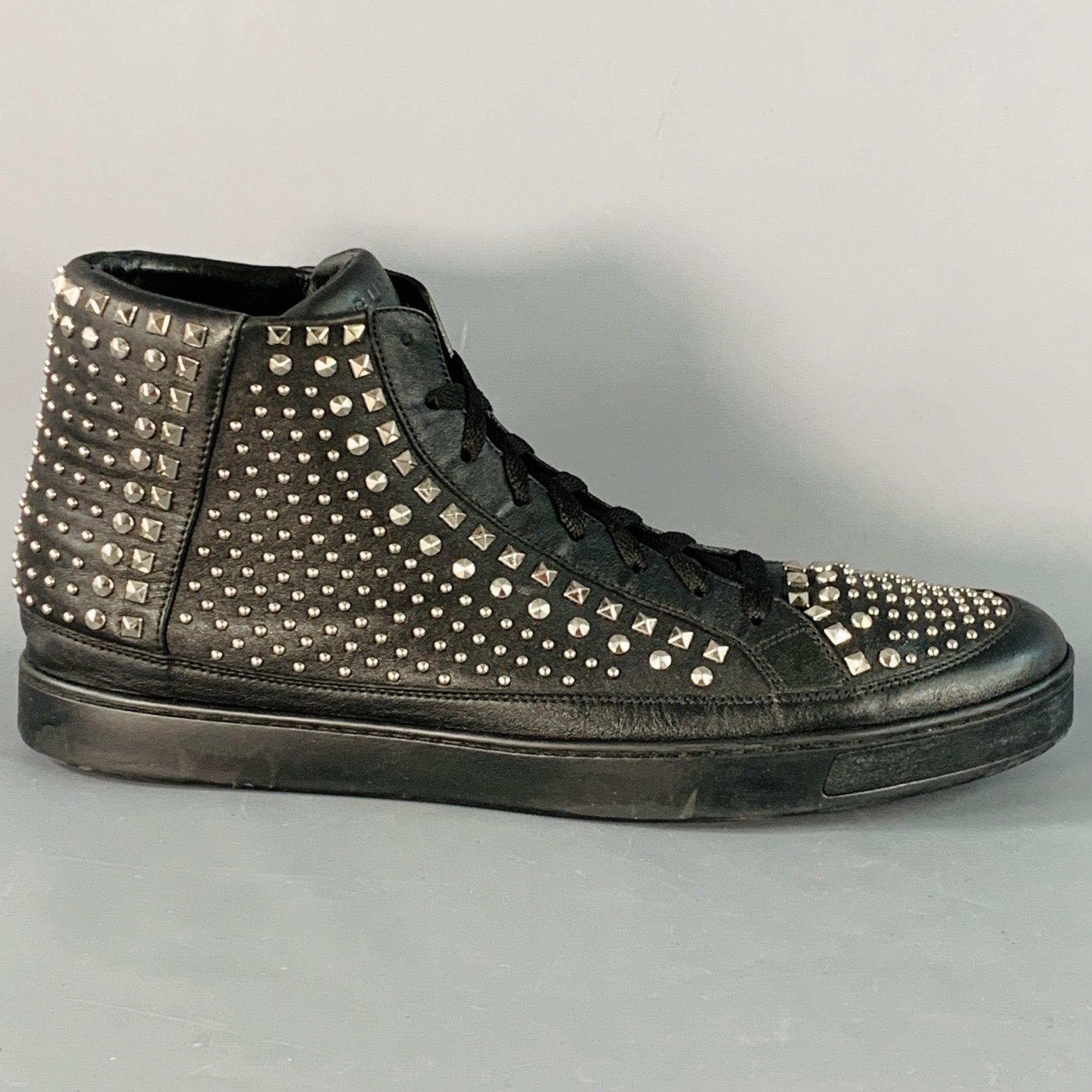 GUCCI Limited Edition Turnschuhe
aus schwarzem Leder mit hohem Schaft, silberfarbenem Metallnietenmuster und Schnürverschluss. Kommt mit Box. made in Italy.Excellent Pre-Owned Condition. 

Markiert:   391680 13.5GOSohle: 12,75 x 4,5 Zoll 
  
  
