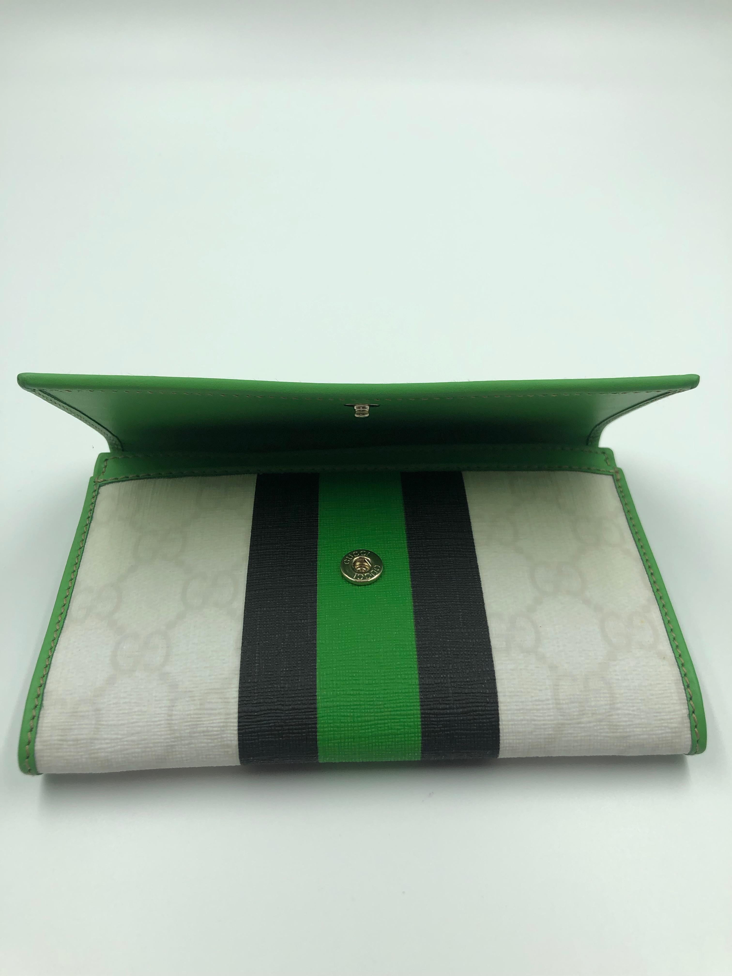 Gucci Limited Edition Wallet White GG Script Logo with Green & Black Stripe In Excellent Condition In Los Angeles, CA
