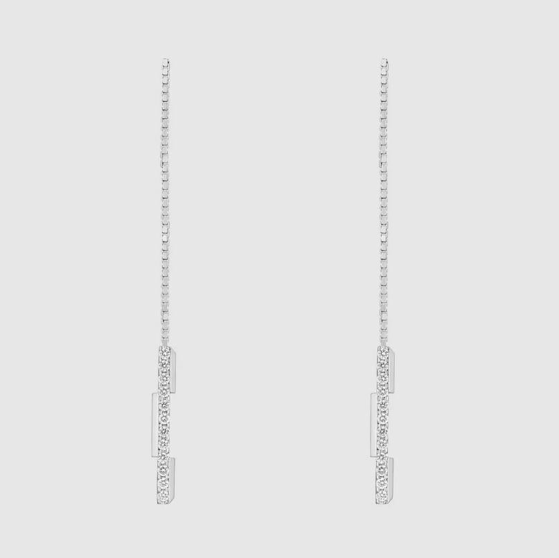 18k white gold
Bar pendant with 'Gucci' engraving
Diamonds 
For pierced ears
Length: 4.7