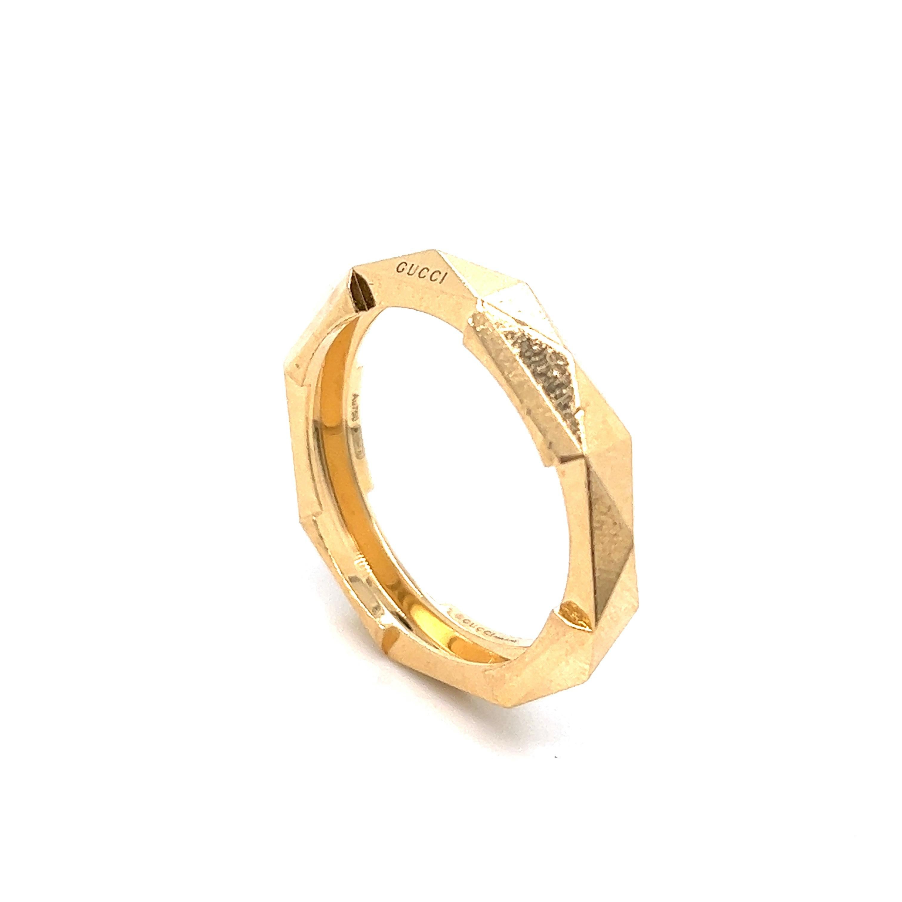 Gucci Link to Love men's ring

18 karat yellow gold in bolt motif; marked Gucci, Au750, 2294 AL

Size: 10.25-10.5
Total weight: 7.2 grams