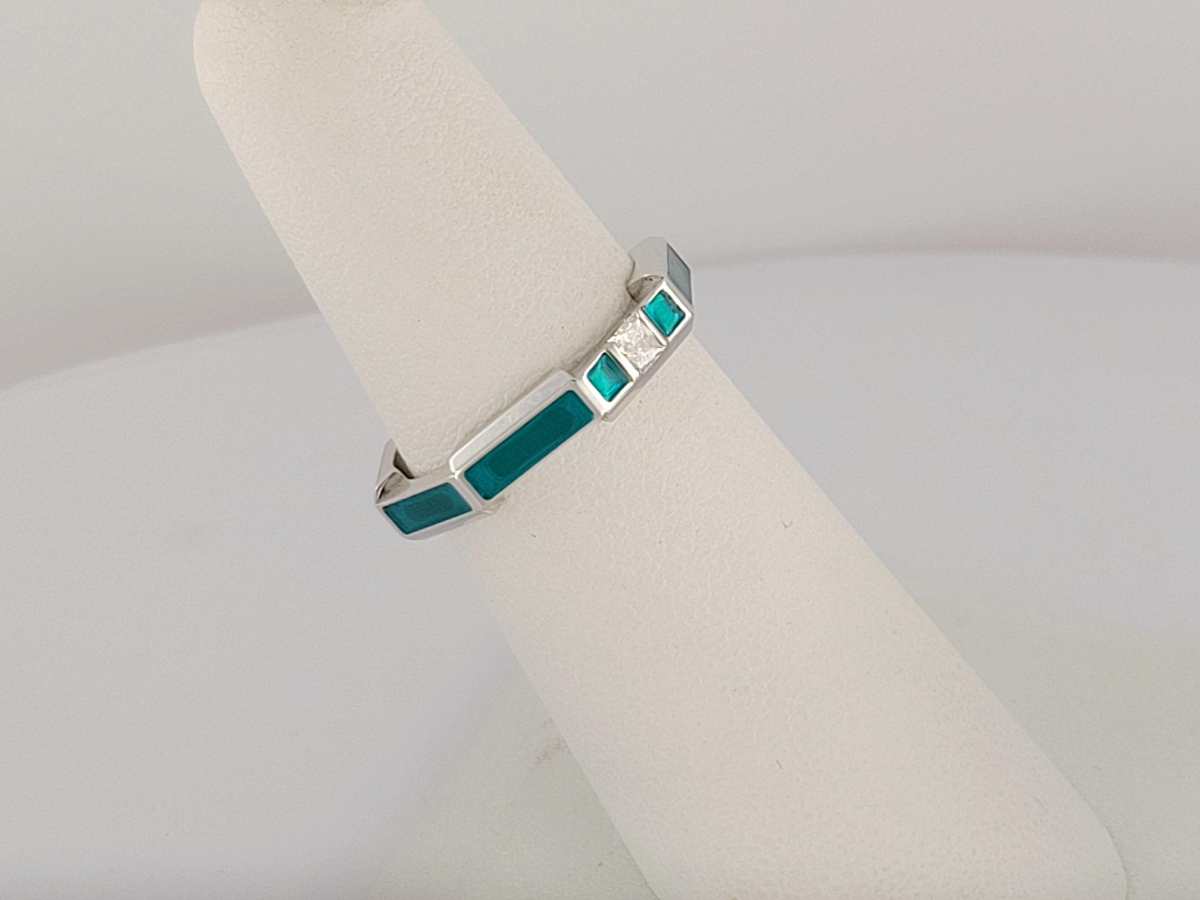 Gucci Link To Love Ring 
Material White Gold & Green Enamel
Diamond .02ct 
Ring Size 6
Ring Width 3.1mm
Ring Weight 4.2gr
Gender Unisex 
Condition New, never worn 
Retail Price $1,700