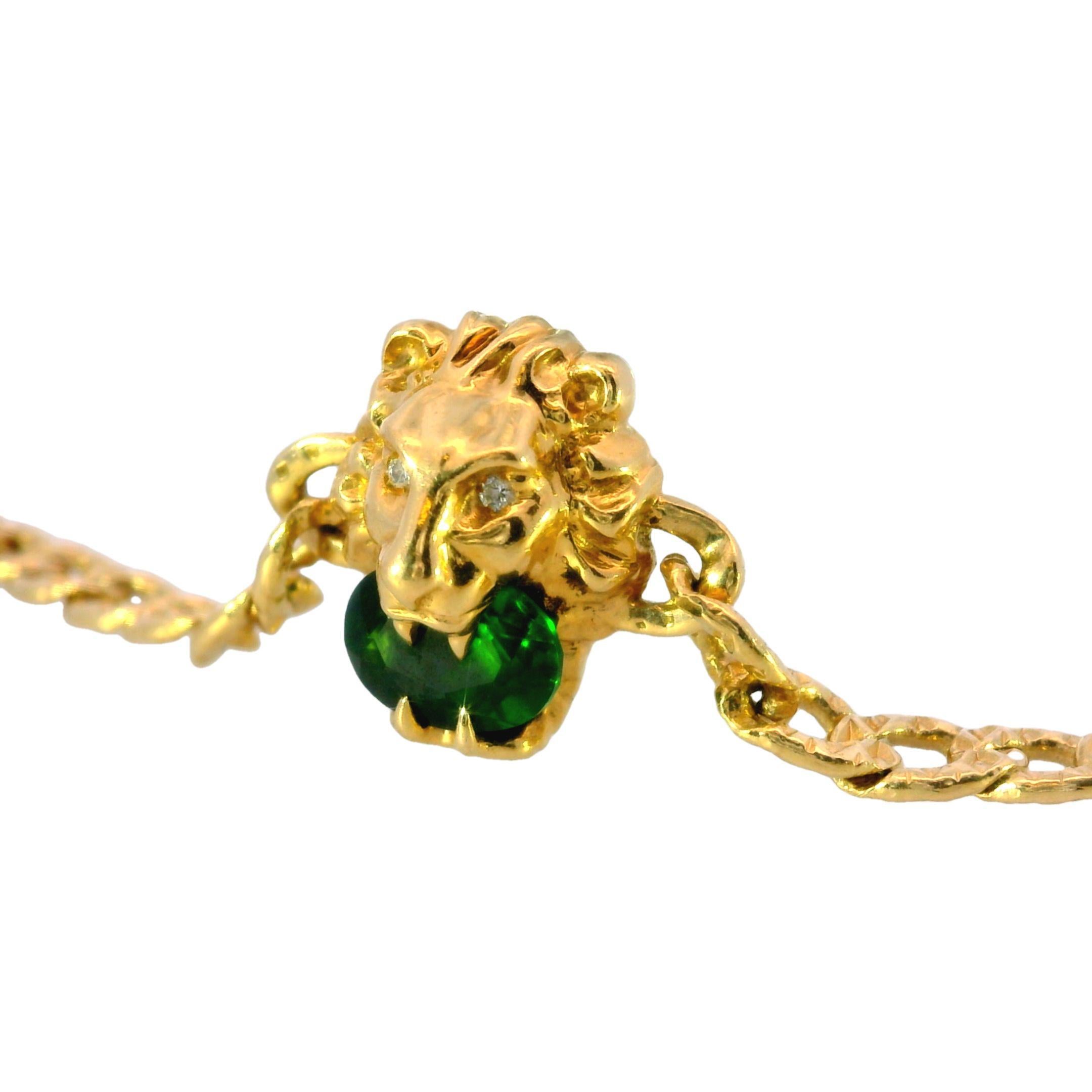 Gucci - Bracelet en or jaune 18 carats avec chaîne en forme de lion en diopside chromé 

Le bracelet Gucci en or jaune 18 carats à chaîne de lion en diopside chromé, datant de l'année 2000, est réalisé en or jaune 18 carats poli. Ce bracelet est