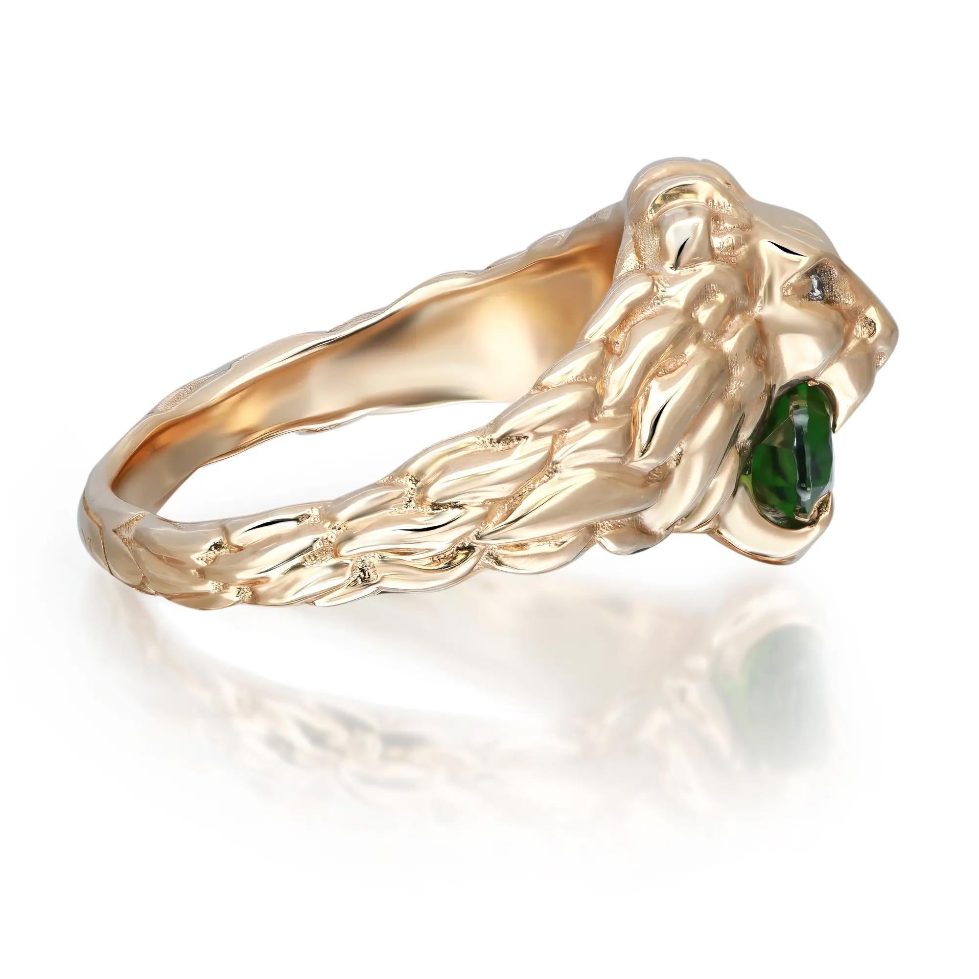 This contemporary GUCCI lion head ring is crafted in 18K Yellow Gold. The ring features a lion head motif embellished with a faceted green chrome diopside stone weighing 0.62 carat and round cut diamonds set as the eyes weighing approximately 0.01
