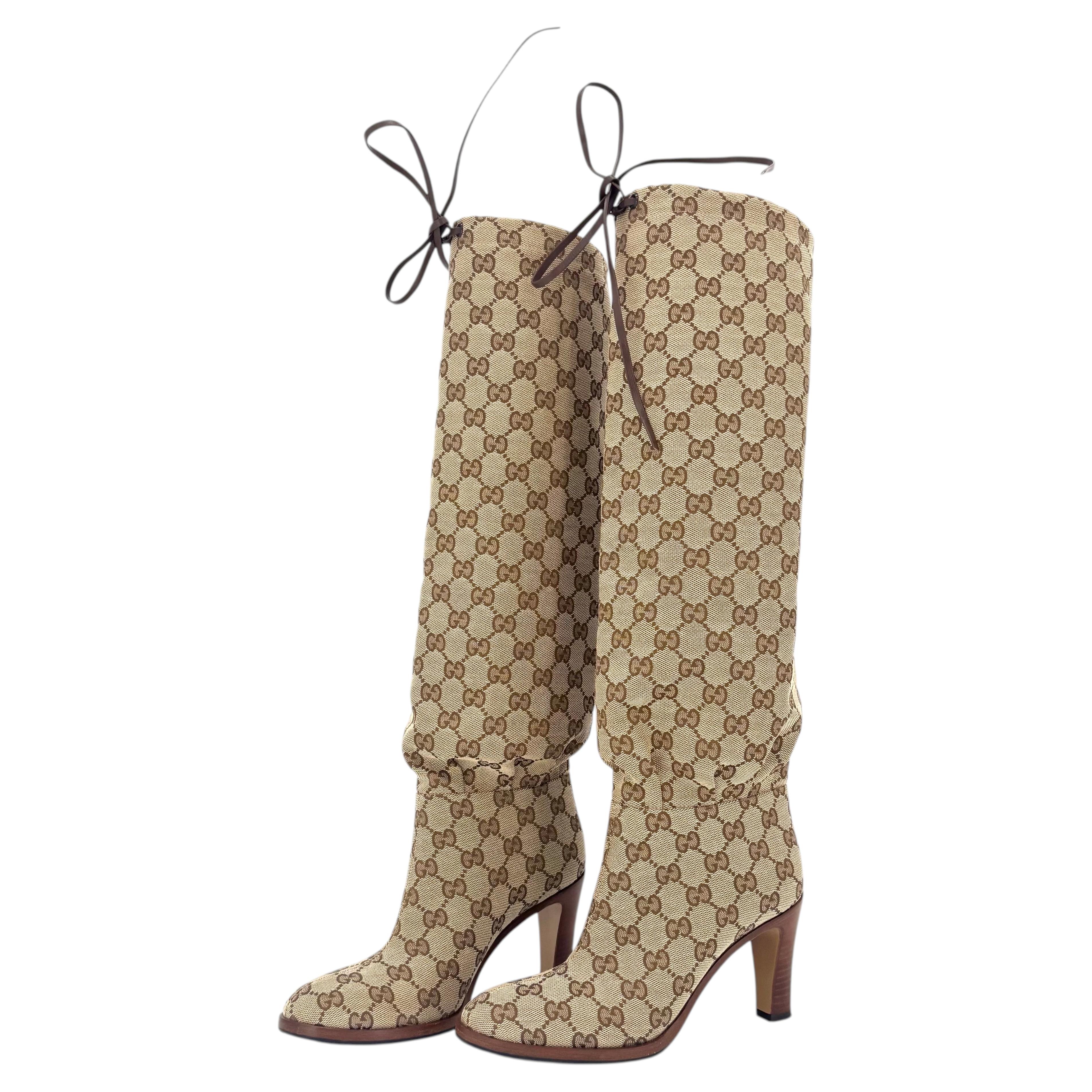 Gucci Lisa Monogram Slouch-Stiefel mit hohem Schaft und Absatz, zum Hineinschlüpfen, Größe 35,5