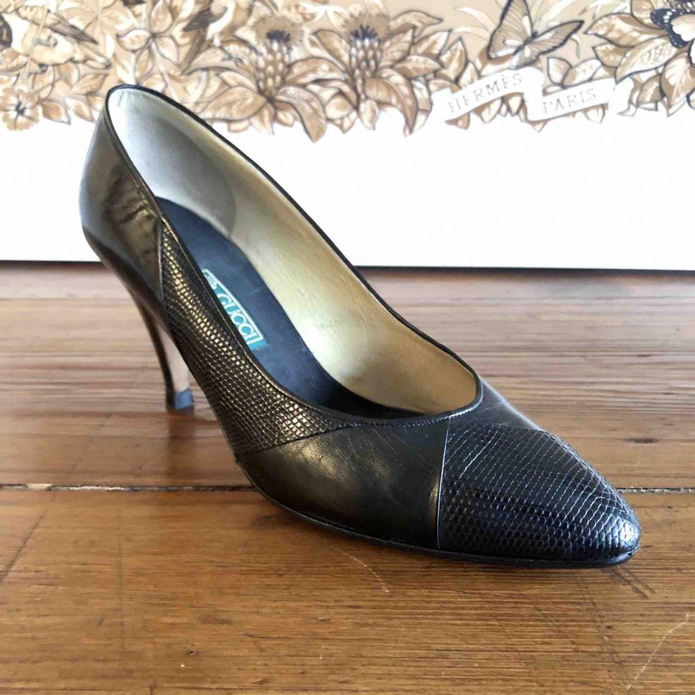 Gucci Lizard Leather Heels in Black In Good Condition In Carnate, IT