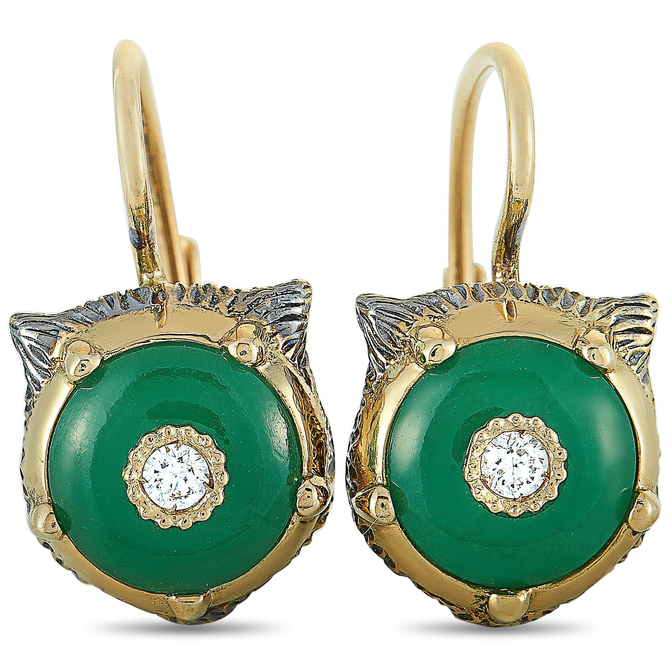 The Gucci “LMDM” earrings are crafted from 18K yellow gold and set with diamonds and jades. The jades weigh approximately 2.90 carats in total and the diamonds amount to approximately 0.10 carats, boasting GH color and VVS clarity. The earrings