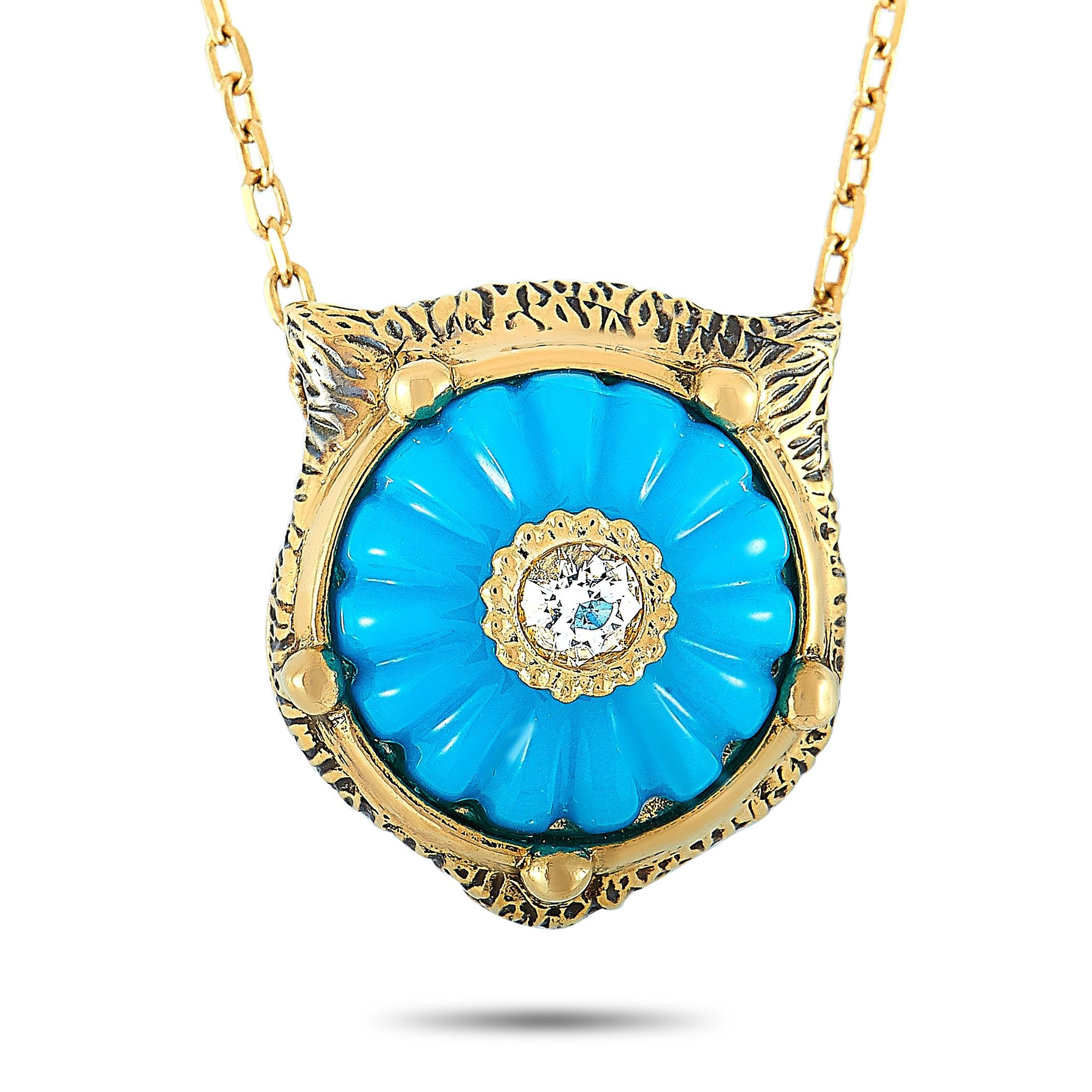 The Gucci “LMDM” necklace is made of 18K yellow gold and decorated with diamonds and a turquoise. The turquoise weighs approximately 2.25 carats and the diamonds feature GH color and VVS clarity and amount to approximately 0.09 carats. The necklace