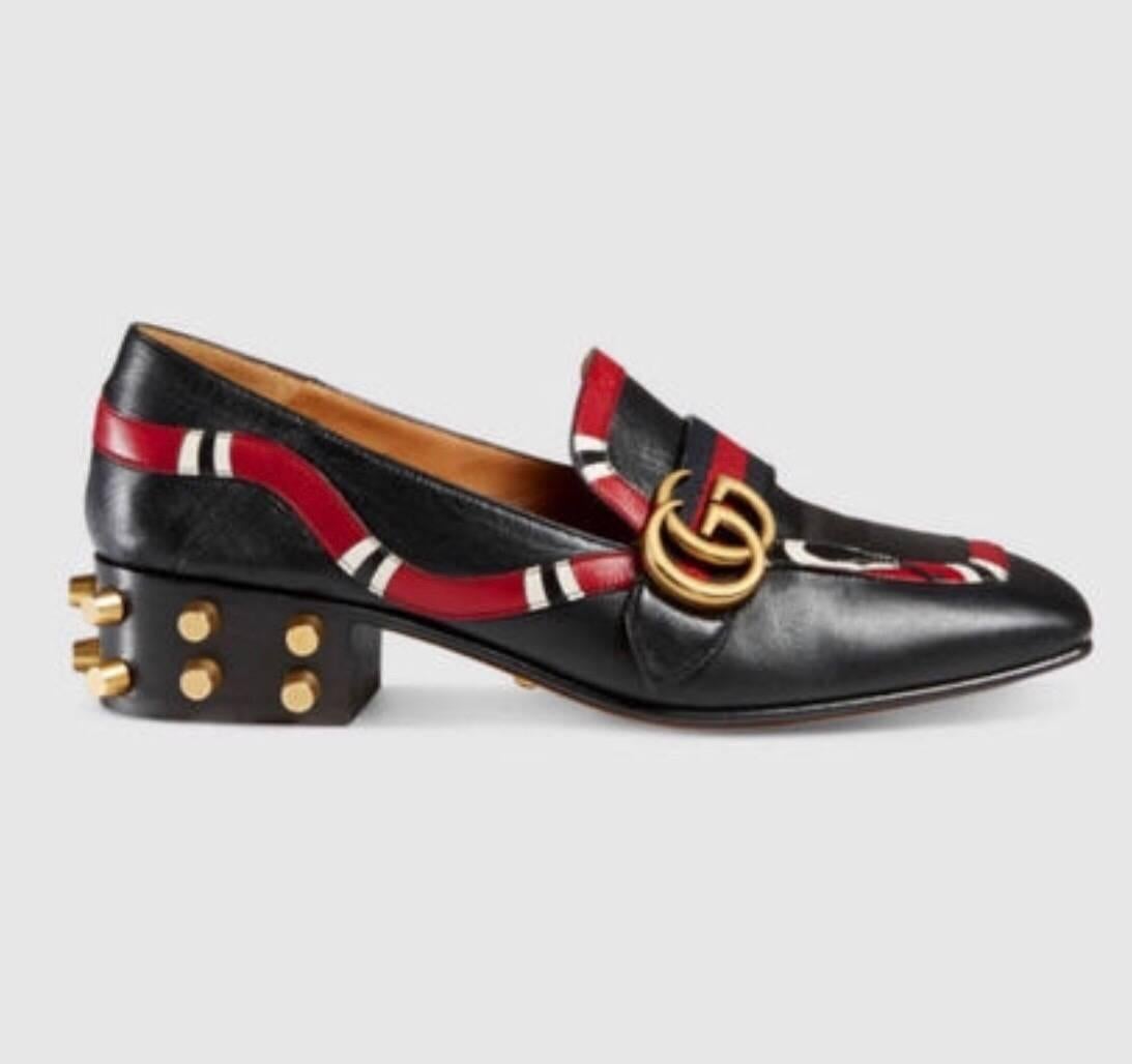 Gucci loafers in black leather with snake 2017 

Size 39 EU
New condition whit tag 
Packaging original box and dust bag 
Delivery DHL EXPRESS 
Material leather 
Color black 
metal parts and gold studs
Retail price €980,00
Season Fw17


