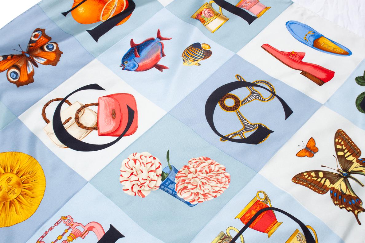 Bedruckter Seidenschal von Gucci, Logo und ikonischem Objekt im Zustand „Neu“ im Angebot in AMSTERDAM, NL