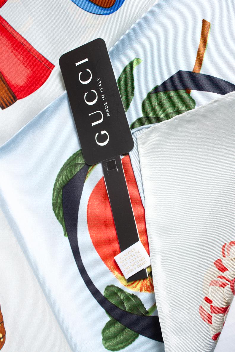 Bedruckter Seidenschal von Gucci, Logo und ikonischem Objekt im Angebot 1