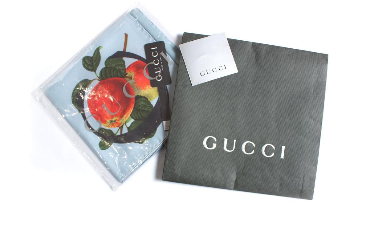 Bedruckter Seidenschal von Gucci, Logo und ikonischem Objekt im Angebot 4