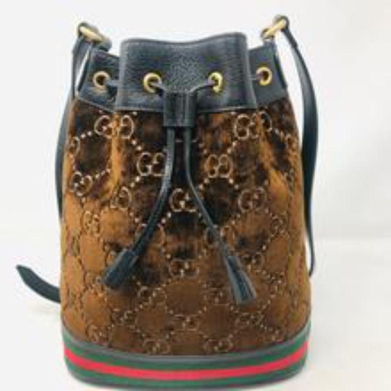 Diese Gucci braun geschnitten Samt Bucket Bag ist neu und nie mit Original-Broschüre, Box, Staubbeutel verwendet.

Quer über die Vorderseite - 13 Zoll von Naht zu Naht bis zur Mitte der Seite
Von oben nach unten - 12 1/2 Zoll
Quer zur Seite - 4