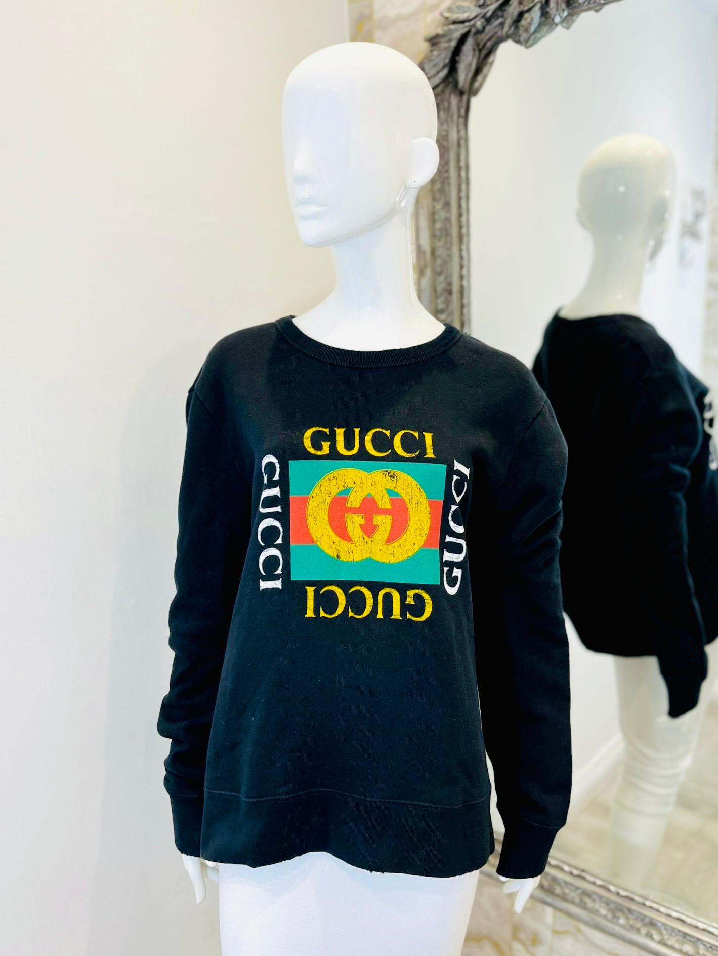 Gucci Logo Sweatshirt aus Baumwolle

Schwarzes, langärmeliges Oberteil mit archiviertem Gucci-Logo aus den 80er Jahren.

Mit Distressed-Effekt, Rundhalsausschnitt und gerippten Bündchen und Saum. Rrp £770

Größe - L

Zustand - Sehr
