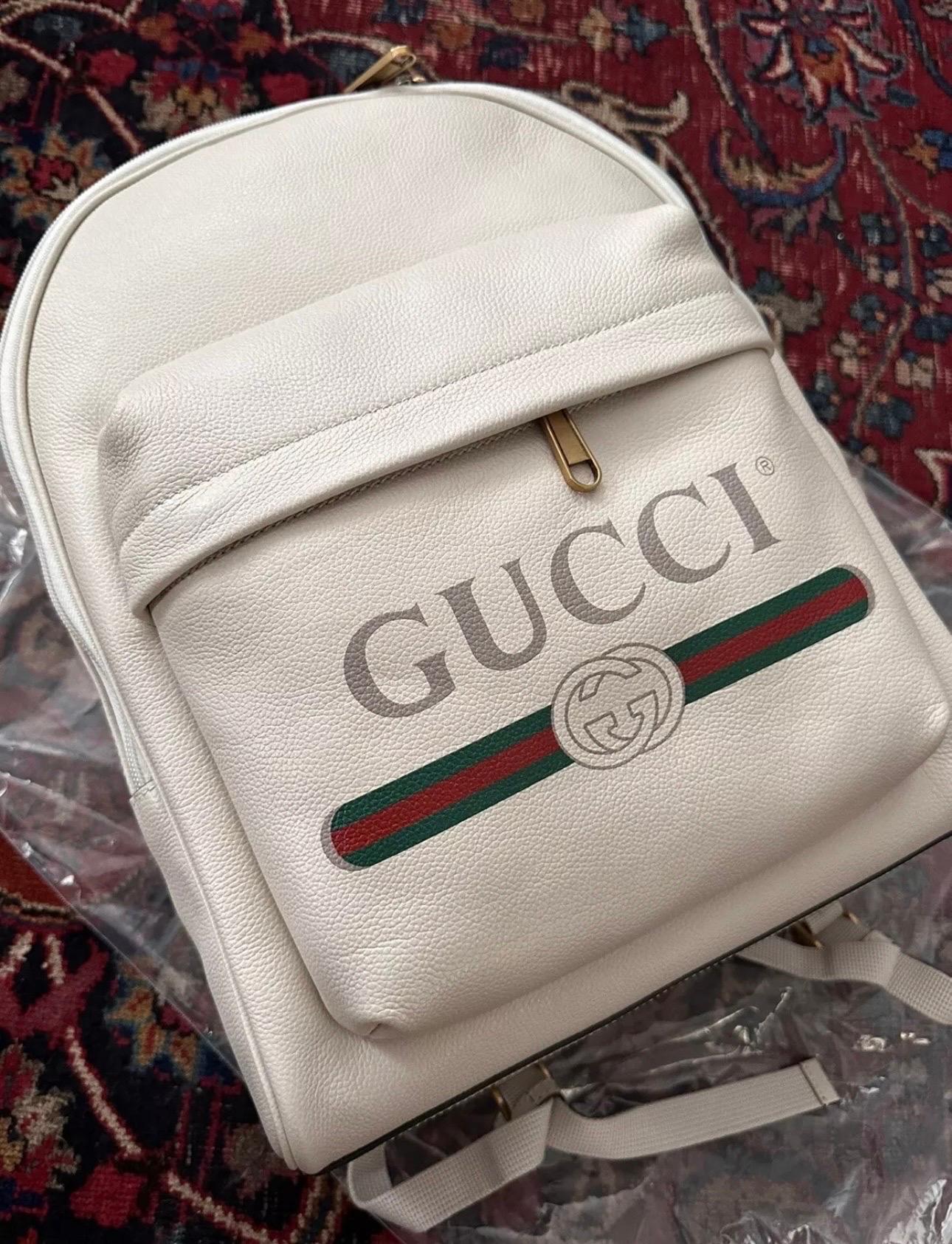 Gucci Logo Cripto Print Leather Ivory 100% Authentic en excellent état
Superbe sac à dos Gucci en cuir ivoire, 100% authentique !
Livré avec un sac à provisions vert Gucci d'origine et une boîte à cartes Gucci noire d'origine.
Livré avec le sac à