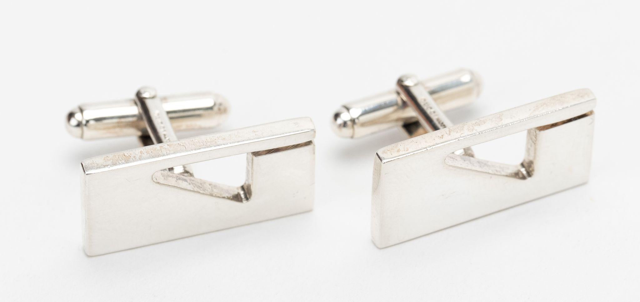 Gemelli rettangolari con logo Gucci in argento sterling. Condizioni eccellenti. 
Viene fornito con una custodia in velluto.