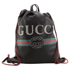  Gucci Logo-Rucksack mit Kordelzug aus bedrucktem Leder
