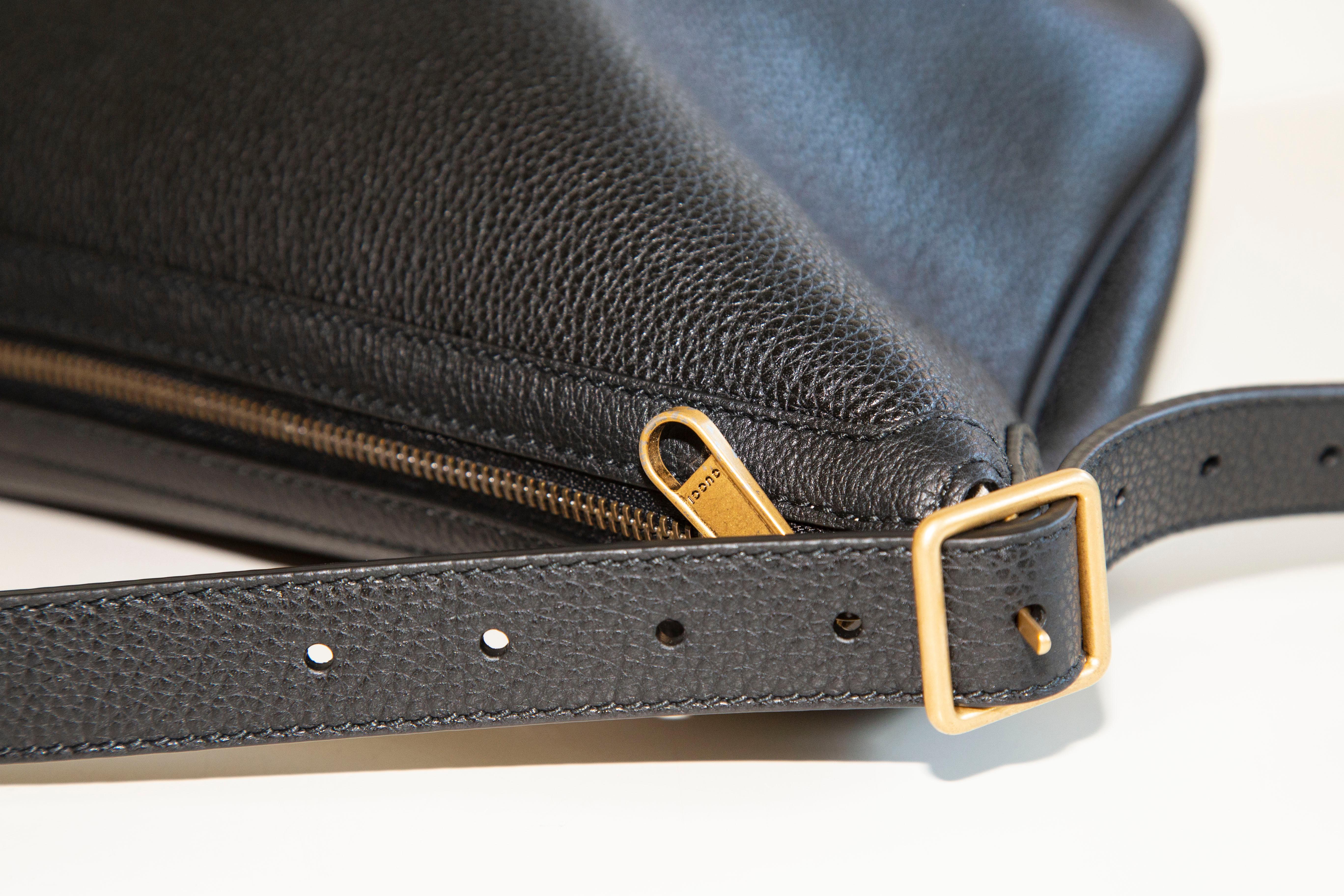 Gucci - Grand sac hobo en cuir noir à imprimé logo demi-lune  Unisexe en vente