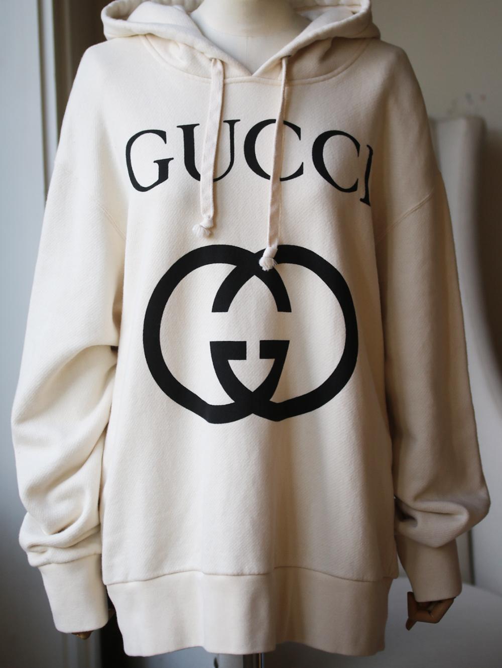 Gucci Off-white heavy felted cotton jersey. Interlocking G print. Fixed hood. Oversize fit. 100% cotton. Made in Italy. 

Size: Medium (UK 10, US 6, FR 38, IT 42)

Condition: As new condition, no sign of wear. 