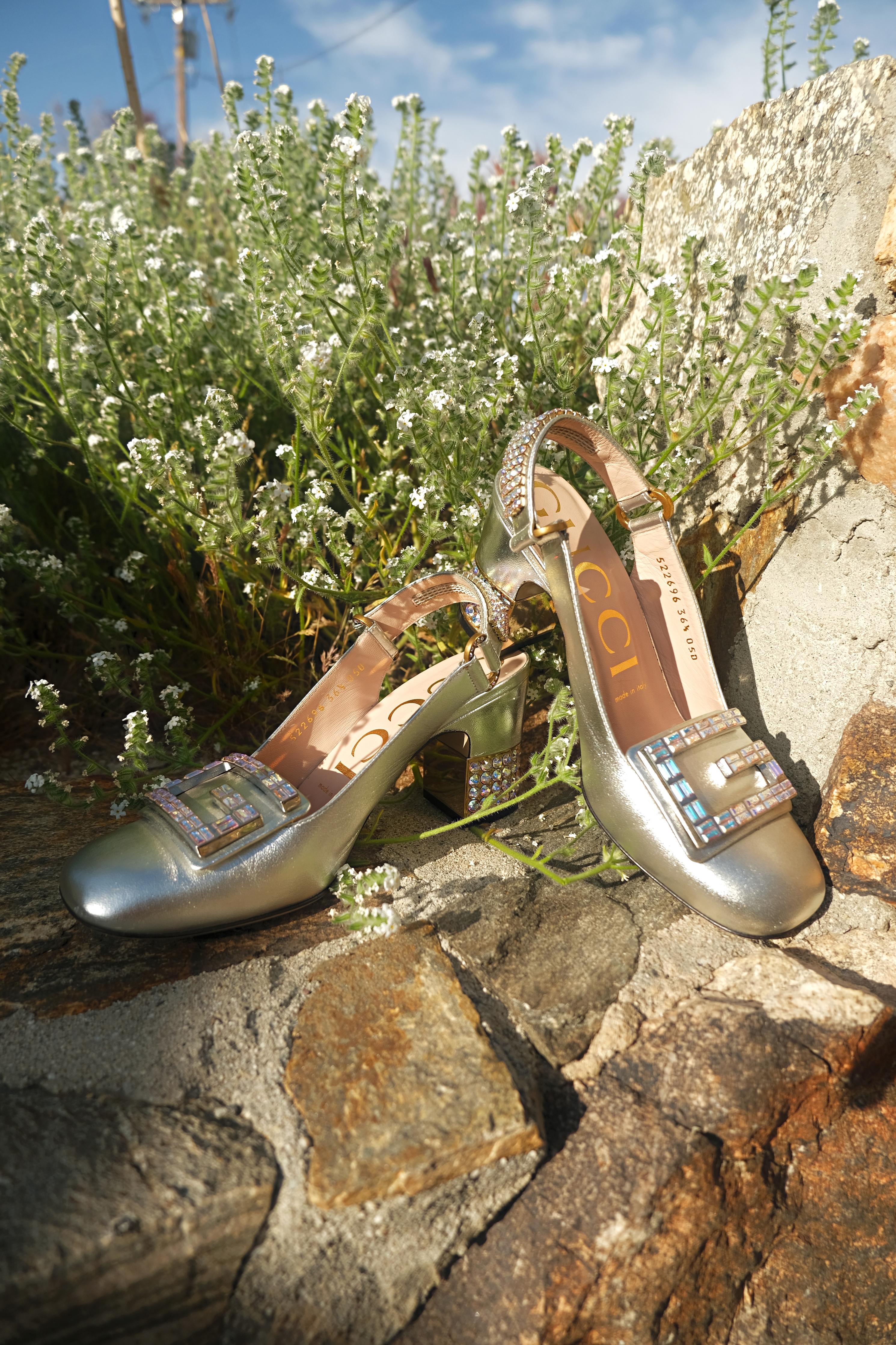 GUCCI Logo Silver Metallic Leather Crystal Embellished Slingback Heels In Good Condition In Morongo Valley, CA
