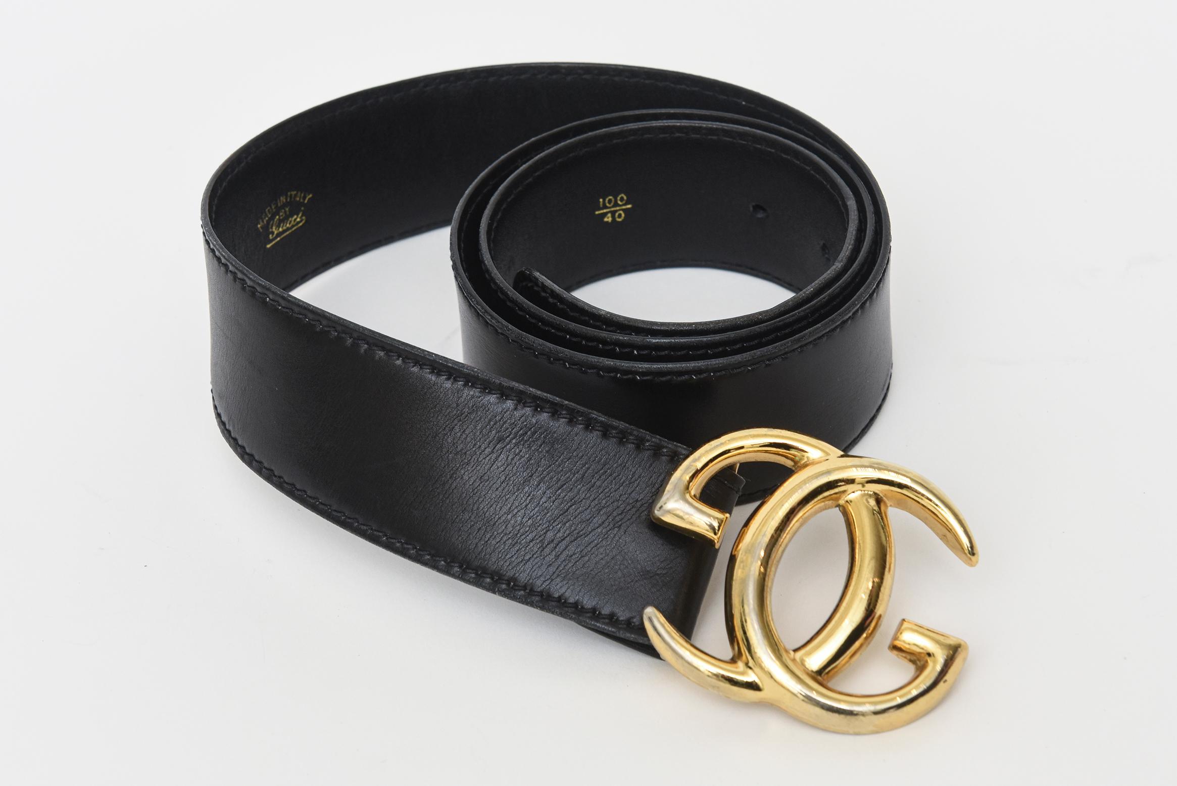 Diese 1980er Gucci schwarzem Leder Logo breiten Vintage-Gürtel ist Italienisch und hat die großen vergoldeten GG's. Auf der Innenseite der Rückseite steht Gucci Made in Italy. Die Größe der GG Gürtelschnalle ist 2,5