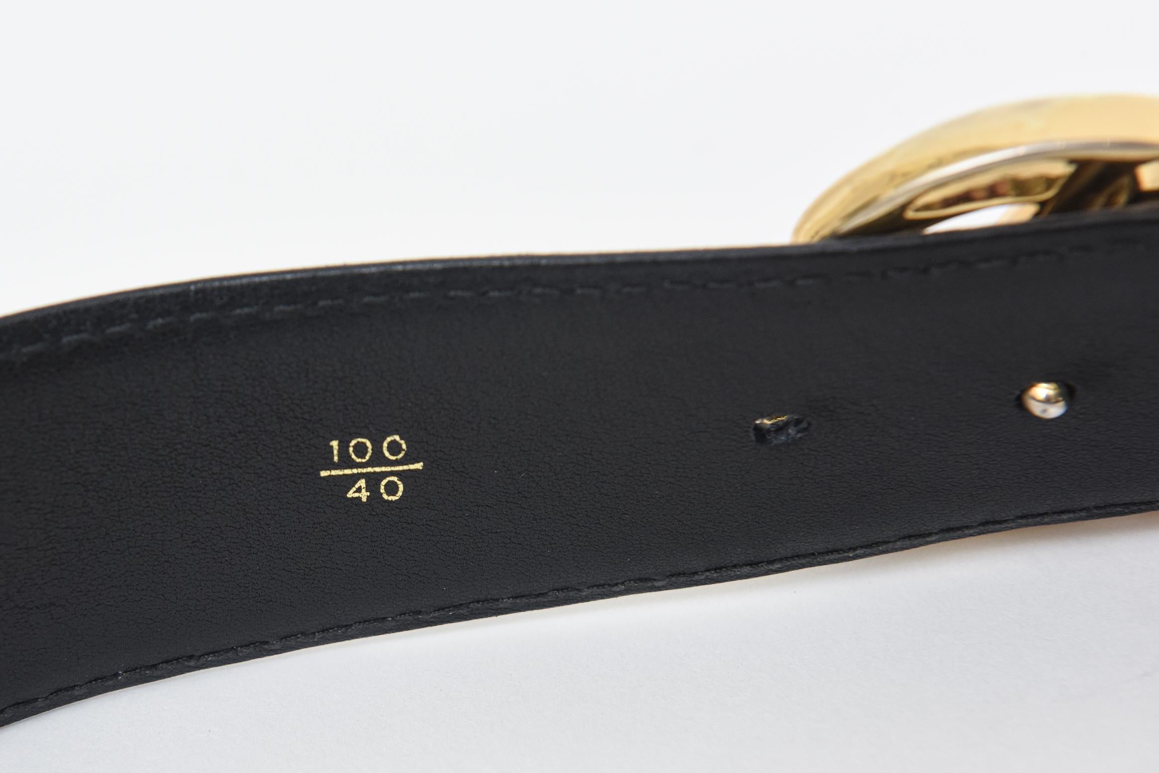 Breiter schwarzer Vintage-Ledergürtel von Gucci mit Logo und vergoldetem GG'S Damen im Angebot