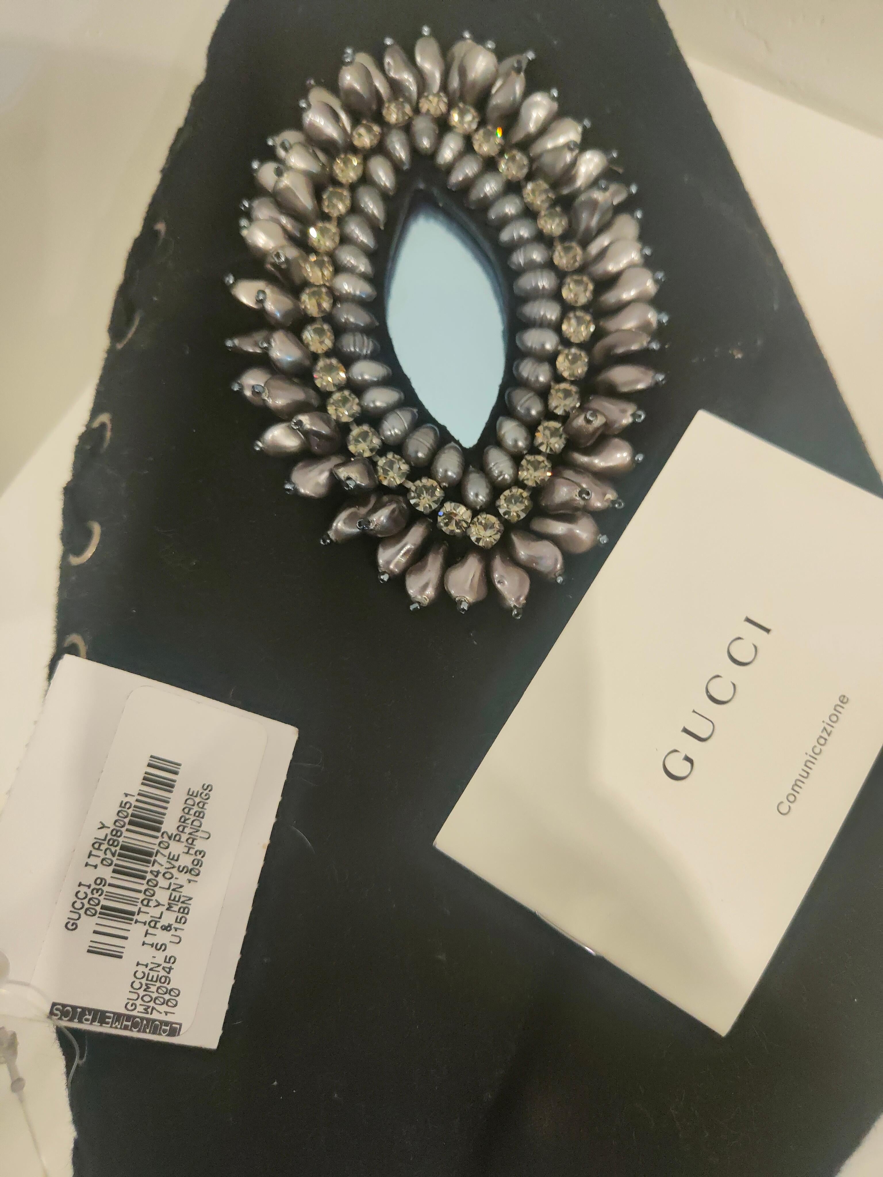 Gucci Love Parade Collectional sac noir avec pierres Swarovski et perles
Entièrement fabriqué en Italie
Dimensions : 27*16 cm 


