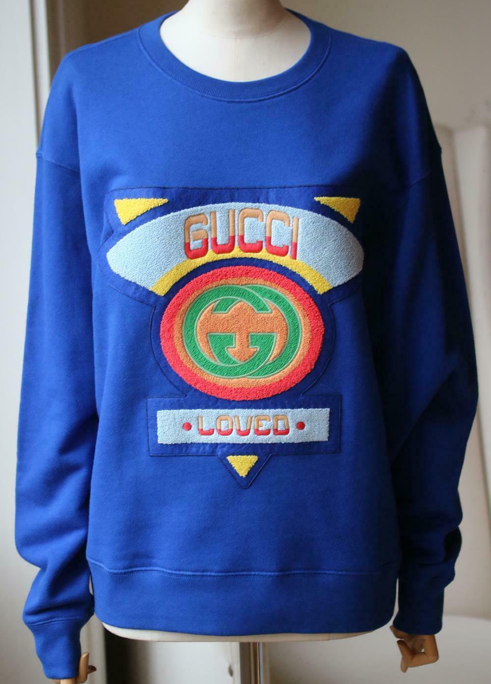 A terrycloth patch in bright colors and shapes decorates the front of this oversize sweatshirt. Blue heavy felted cotton jersey. Terry cloth Gucci '80s patch. Crewneck. Oversize fit. 100% cotton. Made in Italy.

Size: Small (UK 8, US 4, FR 36, IT