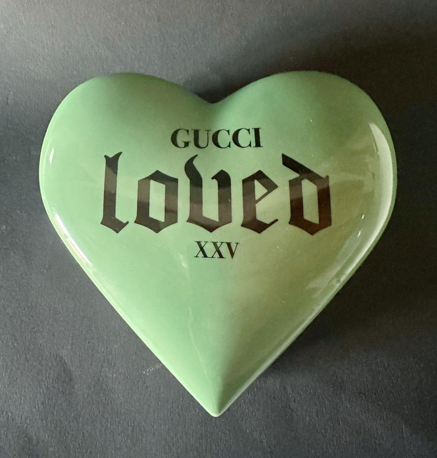 Rare boîte en porcelaine décorative Richard Ginori en forme de cœur avec une délicate impression de roses, avec un logo contrasté et l'impression 