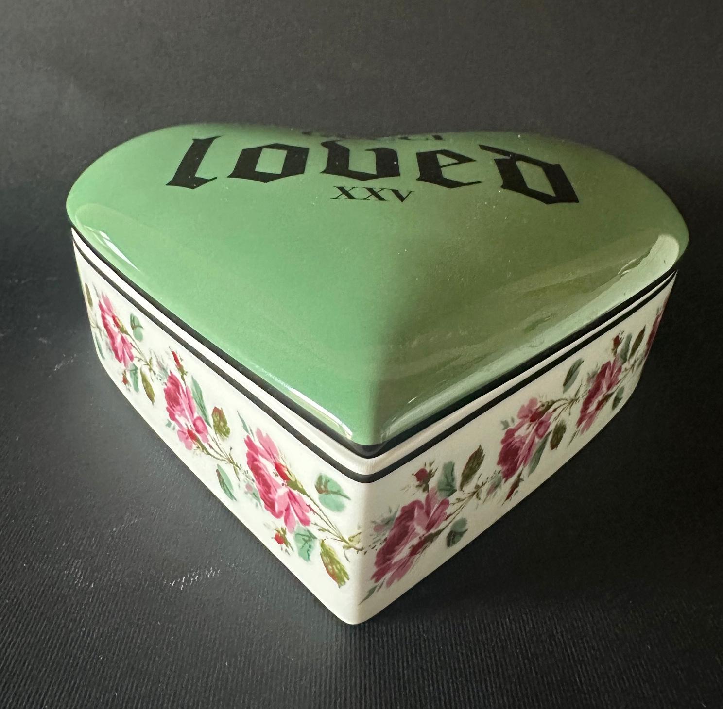 italien Boîte en porcelaine GUCCI « Loved » avec imprimé rose en vente