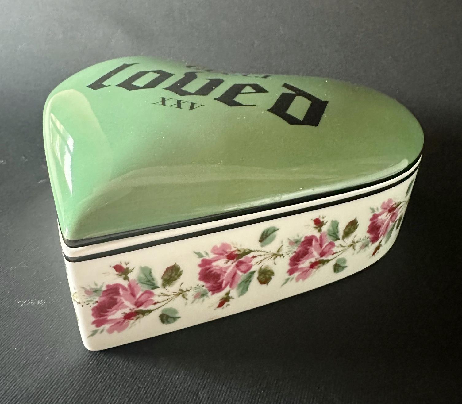 Boîte en porcelaine GUCCI « Loved » avec imprimé rose Excellent état - En vente à Los Angeles, CA