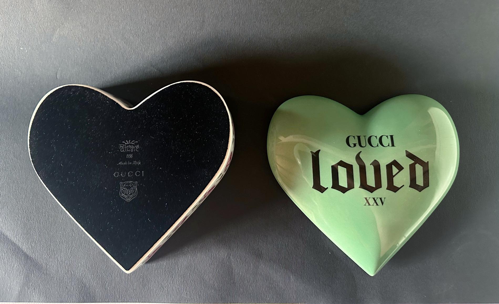 XXIe siècle et contemporain Boîte en porcelaine GUCCI « Loved » avec imprimé rose en vente