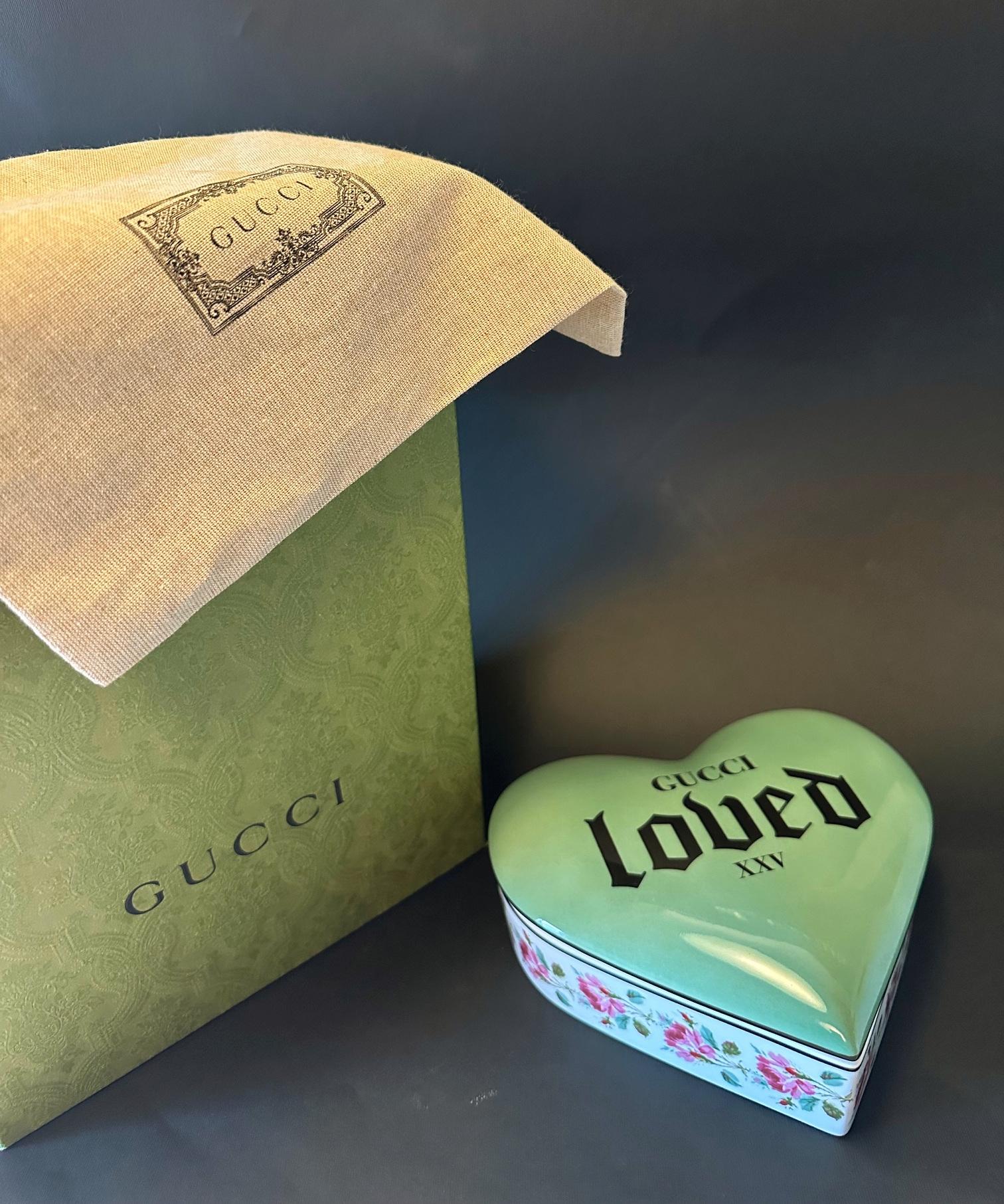 Boîte en porcelaine GUCCI « Loved » avec imprimé rose en vente 2
