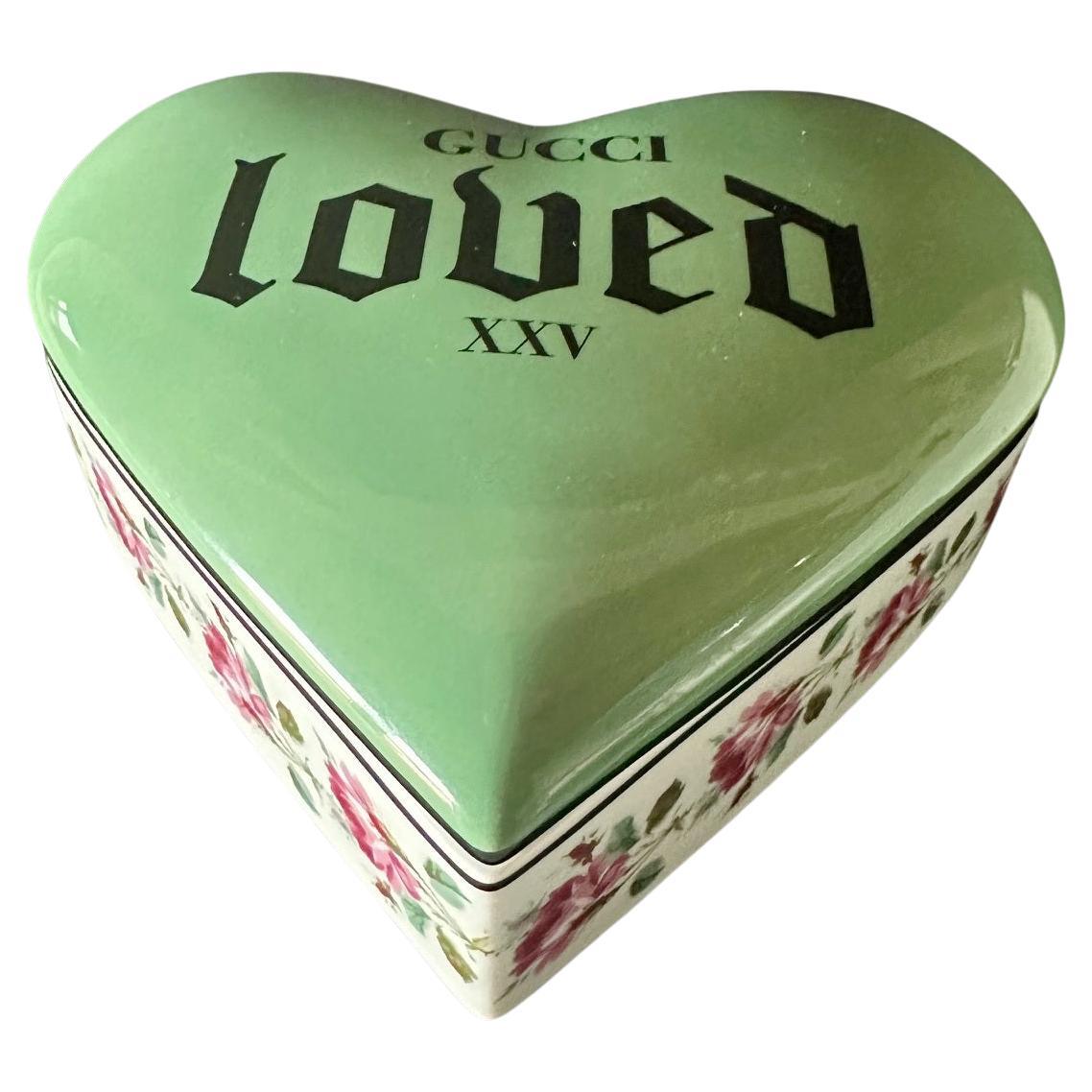 Caja de porcelana GUCCI "Loved" con estampado de rosas