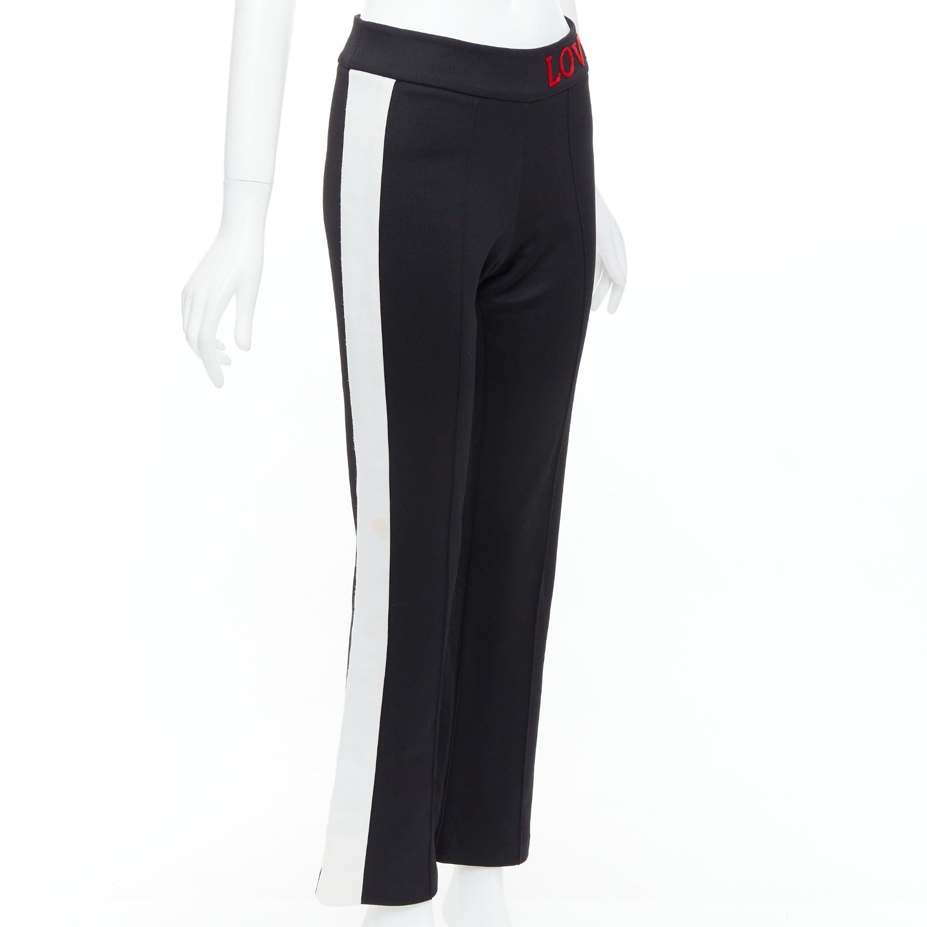 GUCCI LOVED - Pantalon de survêtement évasé, brodé en rouge et passepoilé en noir
Référence : NILI/A00072
Marque : Gucci
Designer : Alessandro Michele
Matériau : Tissu
Couleur : Noir, Whiting
Motif : Rayé
Fermeture : Zip
Détails supplémentaires :