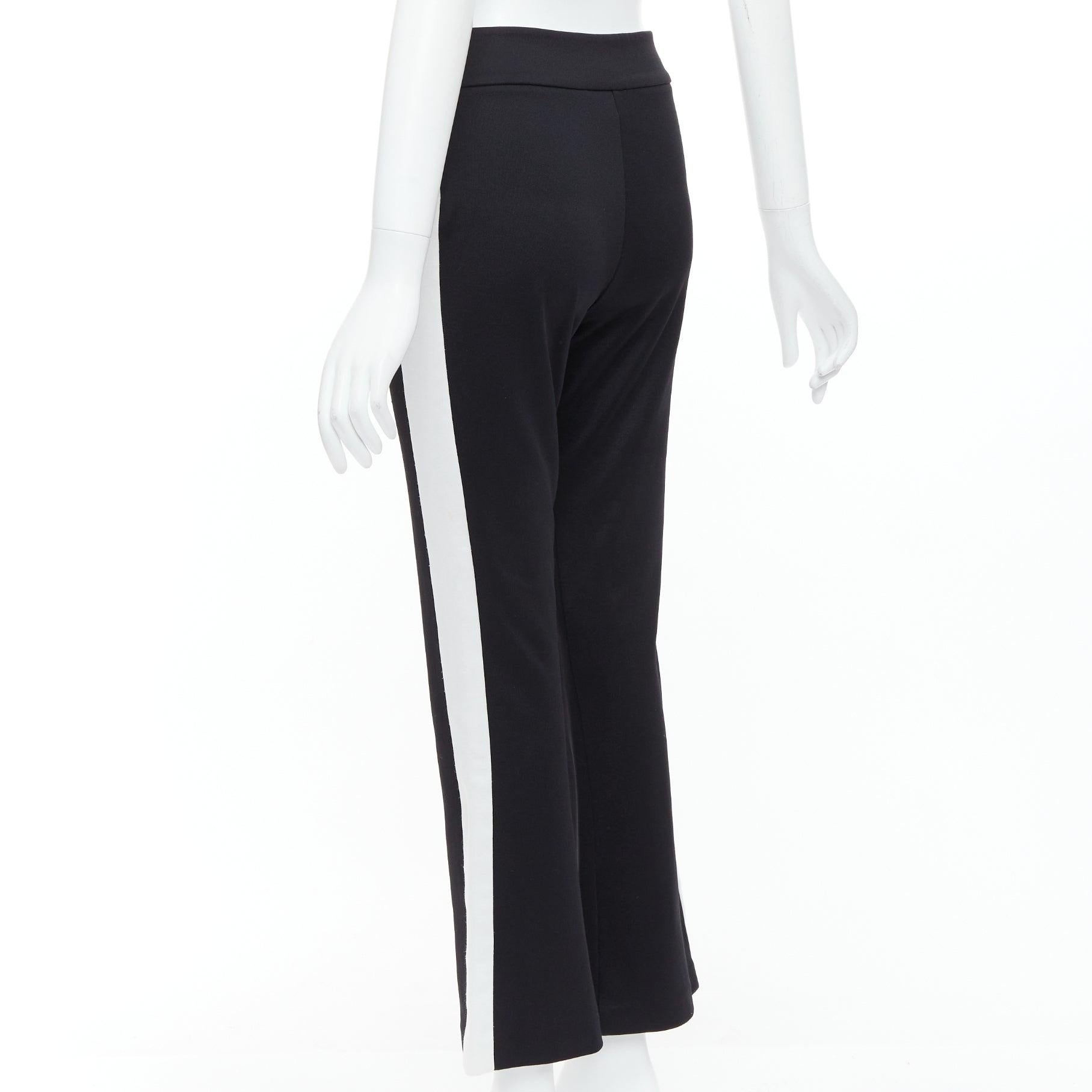 GUCCI LOVED - Pantalon de survêtement évasé, brodé en rouge et passepoilé en noir en vente 1