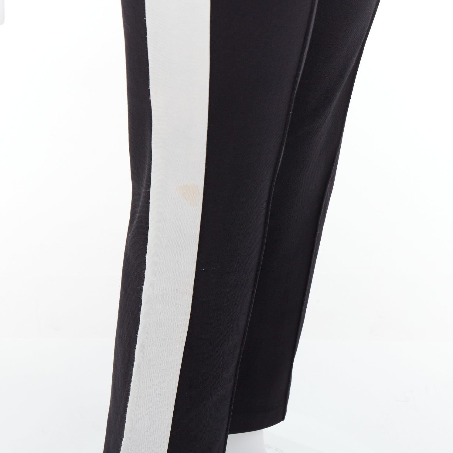GUCCI LOVED - Pantalon de survêtement évasé, brodé en rouge et passepoilé en noir en vente 2