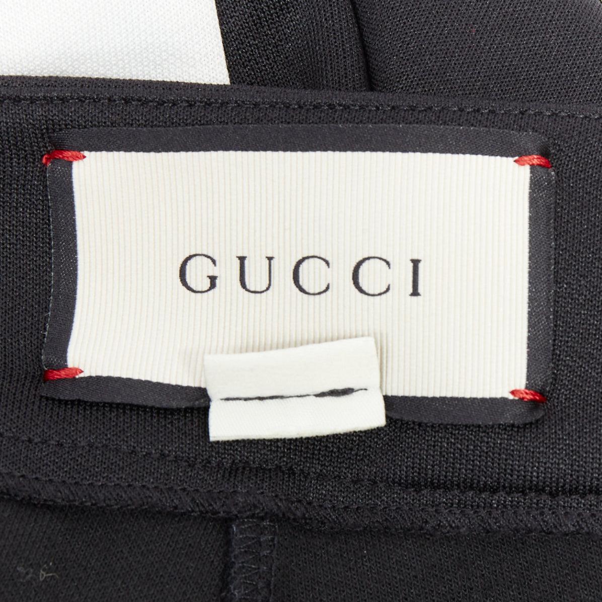 GUCCI LOVED - Pantalon de survêtement évasé, brodé en rouge et passepoilé en noir en vente 3