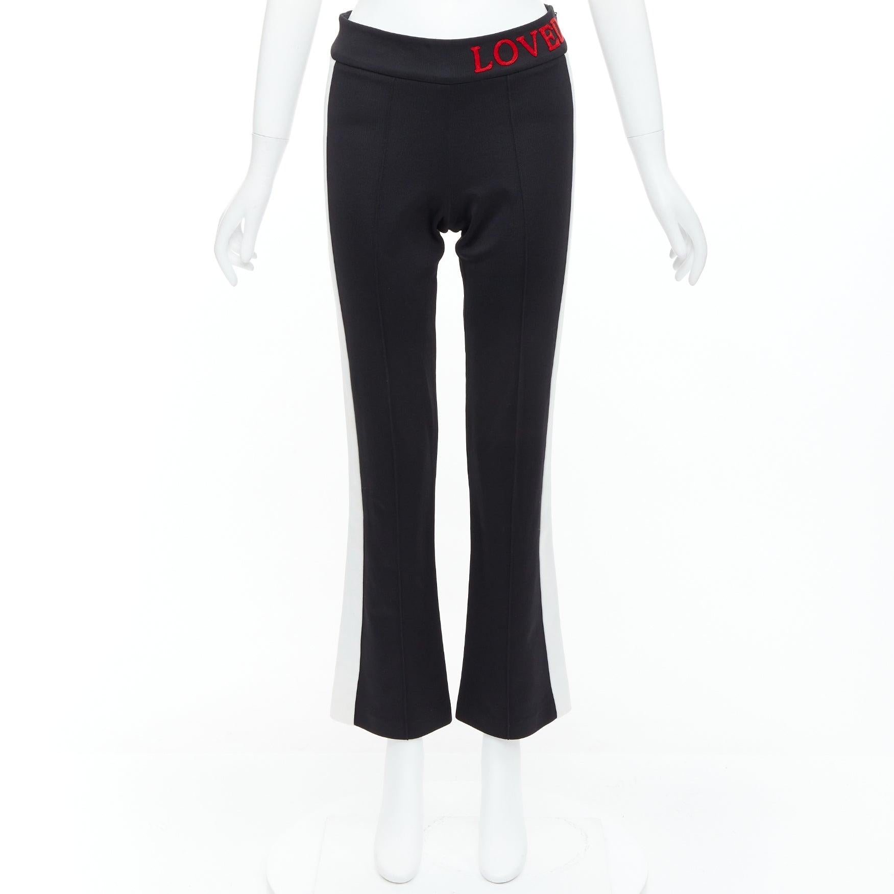 GUCCI LOVED - Pantalon de survêtement évasé, brodé en rouge et passepoilé en noir en vente 4
