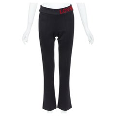 GUCCI LOVED Rote bestickte schwarze Hose mit Pfeifenausschnitt und Ausschnitt