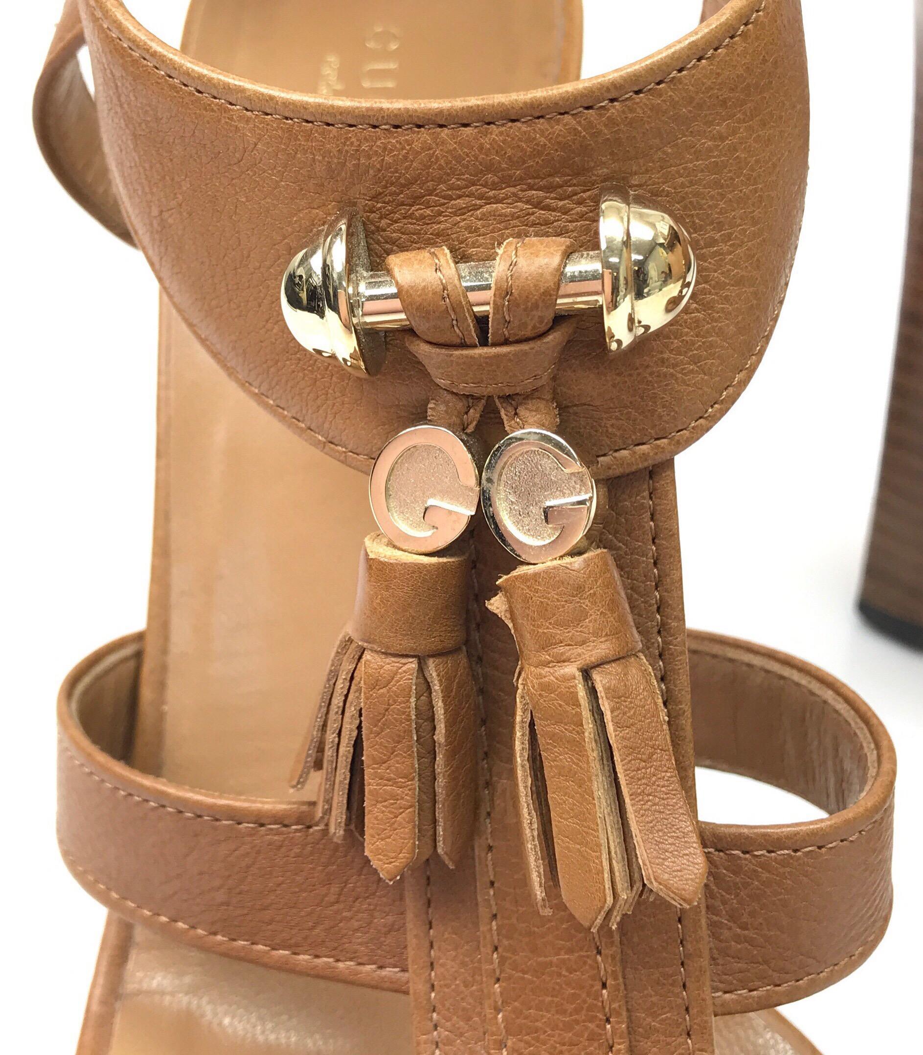 Gucci luggage T strap Wood Stack Heel w/ front tassel-38 In Good Condition For Sale In West Palm Beach, FL