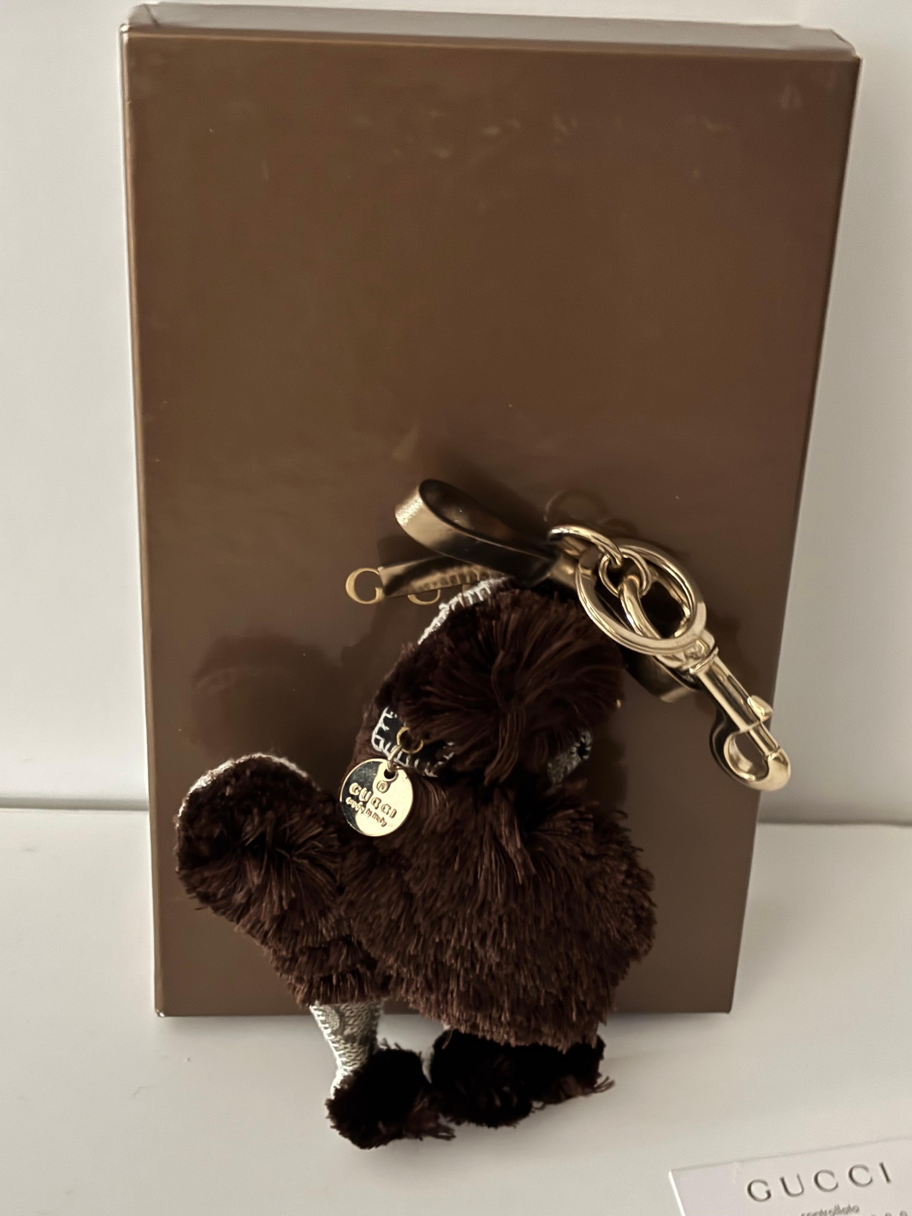 Jamais utilisé et comme neuf, ce Lulu Guccioli en forme de caniche est un charmant porte-clés/bracelet pour votre sac.
Il est composé de fausse fourrure d'un côté et de toile monogramme de l'autre.
La quincaillerie est d'un or clair et il y a aussi