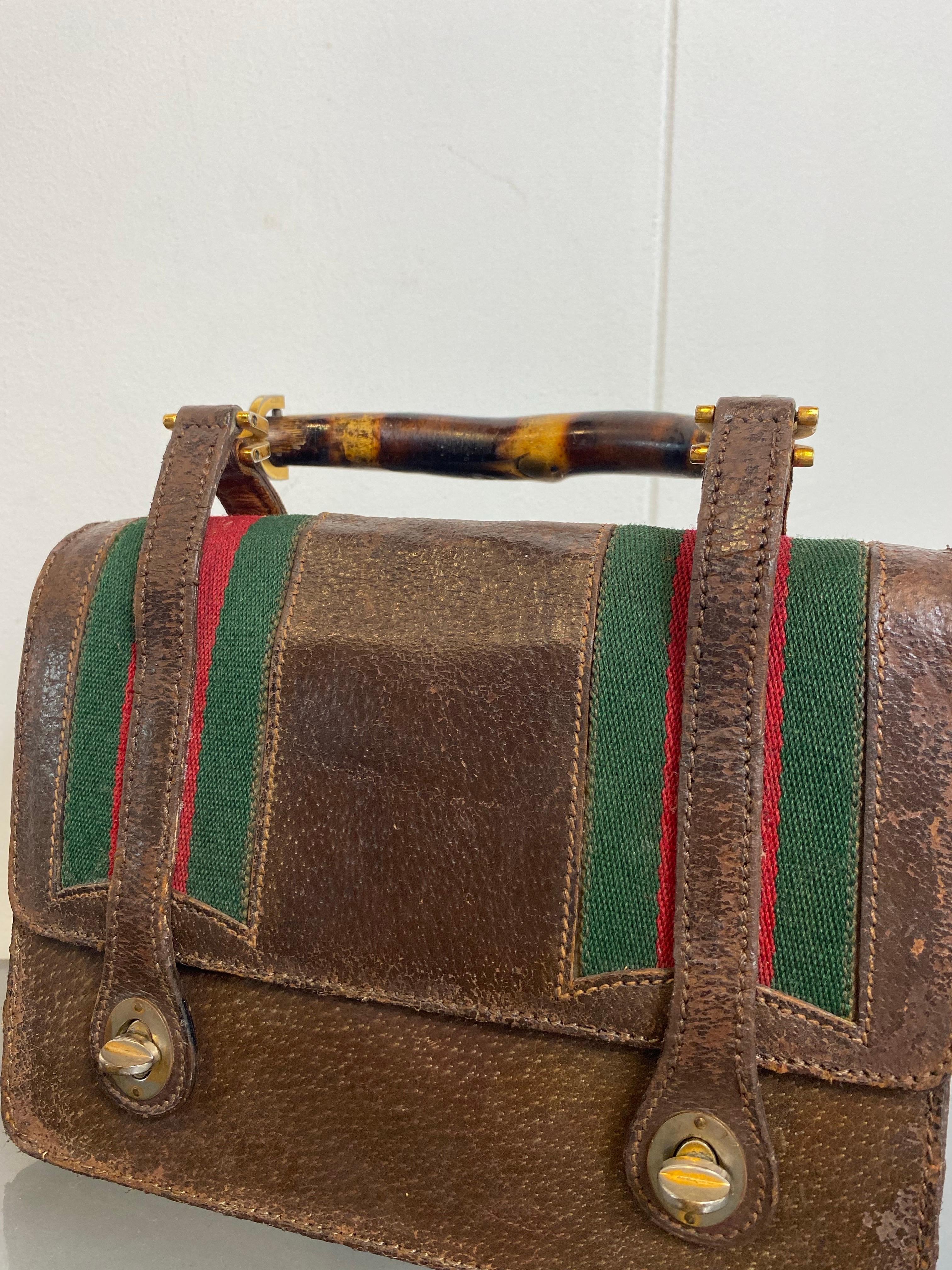 Gucci Lunch Box 60's. COLLECTOR'S ITEM

The bag is made of peccary leather with a bamboo handle and green and red web.

This made in Italy product was personally selected by creative director Alessandro Michele and his staff for the Vault project