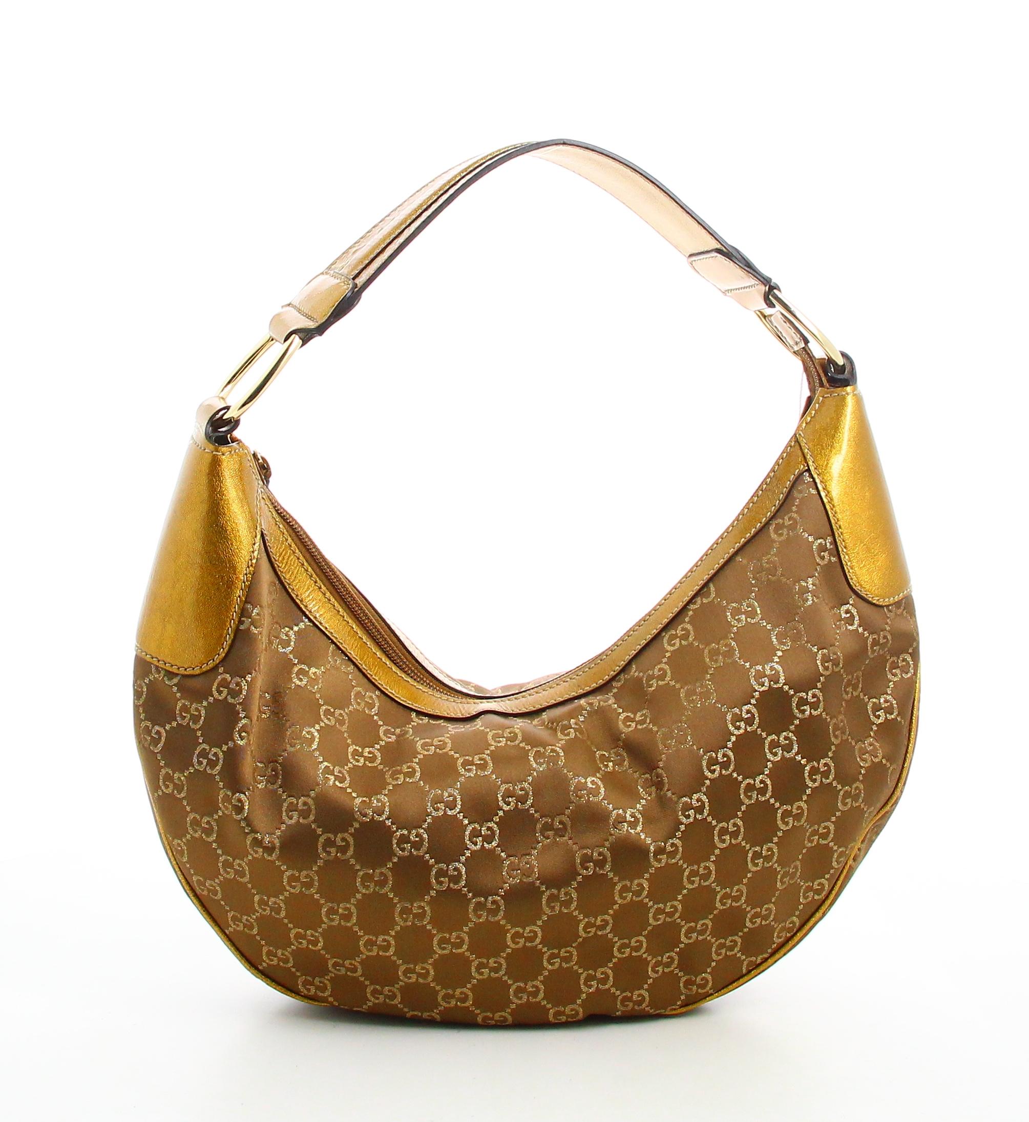 Gucci Lurex Golden Monogram Handbag 

- Very good condition. Shows very slight signs of wear over time. 
- Gucci Handbag 
- Colour : Golden 
- Lurex golden monogram 
- Golden recouvent leather strap 
- Clasp : Zip
- Inside: Monogram lining plus