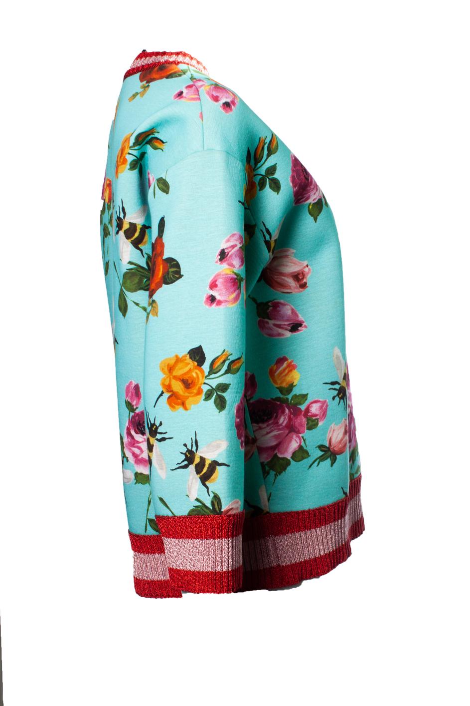 Gucci, Lurex sweater in turquoise with bees and roses print. The item is in very good condition.

• CONDITION: very good condition 

• SIZE: M 

• MEASUREMENTS: length 61 cm, width 55 cm, waist 53 cm, shoulder width 52 cm, sleeve length 44 cm

•