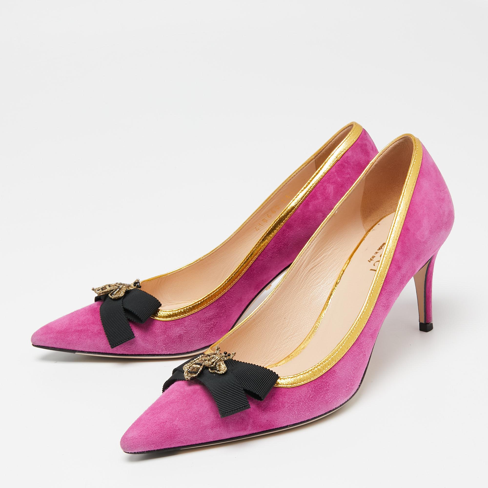 Gucci's artistic aesthetic combined with attractive hues brings you these gorgeous Moody Bee pumps. Crafted from magenta-gold suede and leather, a decorative Bee motif is placed on the pointed toes. They are elevated on 7 cm heels. For a classy