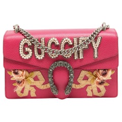Petit sac porté épaule Dionysus Gucci en cuir magenta orné de perles Guccify