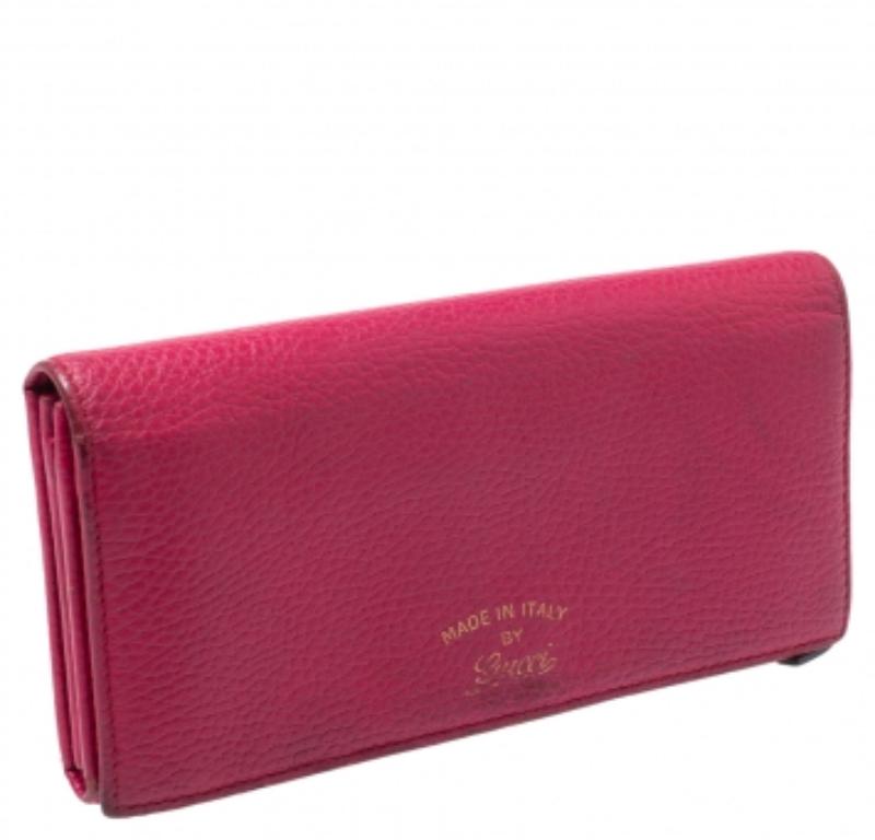 Sewn beautifully using leather, this Gucci Swing wallet offers style and durability. Sleek and compact, the wallet features a well-lined interior and gold-tone hardware. The wallet is surely going to accompany your days with ease.