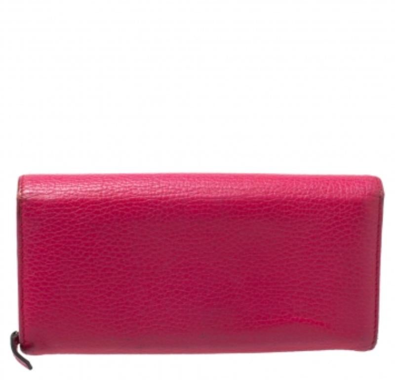 Gucci Magenta Leather Swing Continental Wallet In Fair Condition For Sale In Dubai, Al Qouz 2
